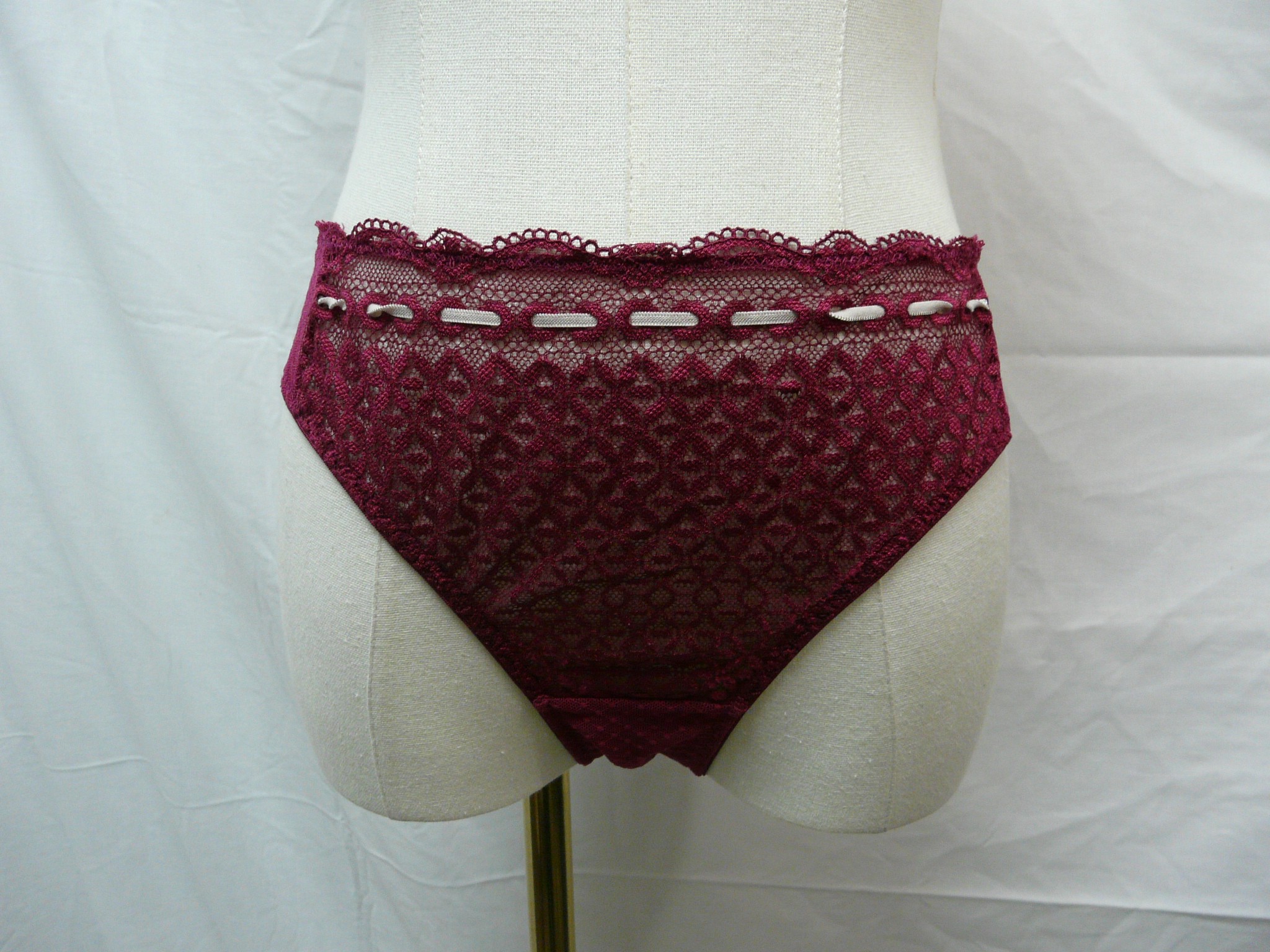Voir photo 9 de L16 - Ensemble en dentelle - Rougegorge - Taille 95C (42/44) L16 - Ensemble en dentelle - Rougegorge - Taille 95C (42/44) Très bon état reconditionné photo 9
