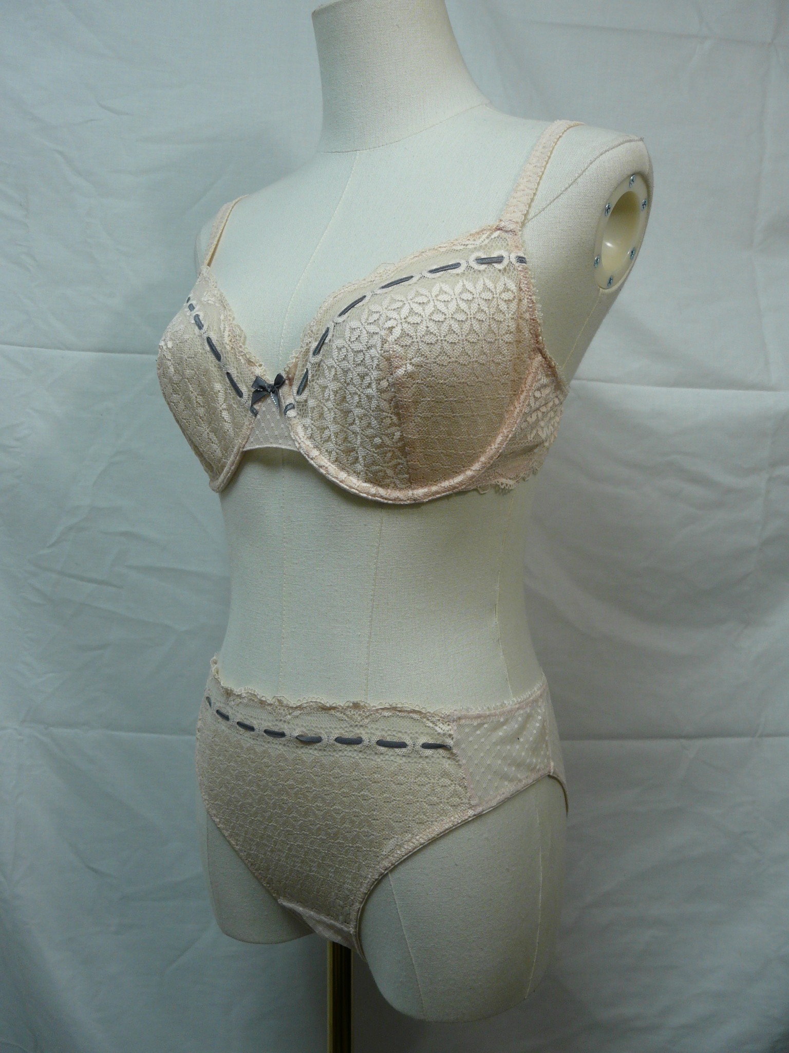 Voir photo 3 de L23 - Ensemble en dentelle - Rougegorge - Taille 95C (42/44) L23 - Ensemble en dentelle - Rougegorge - Taille 95C (42/44) Très bon état reconditionné photo 3