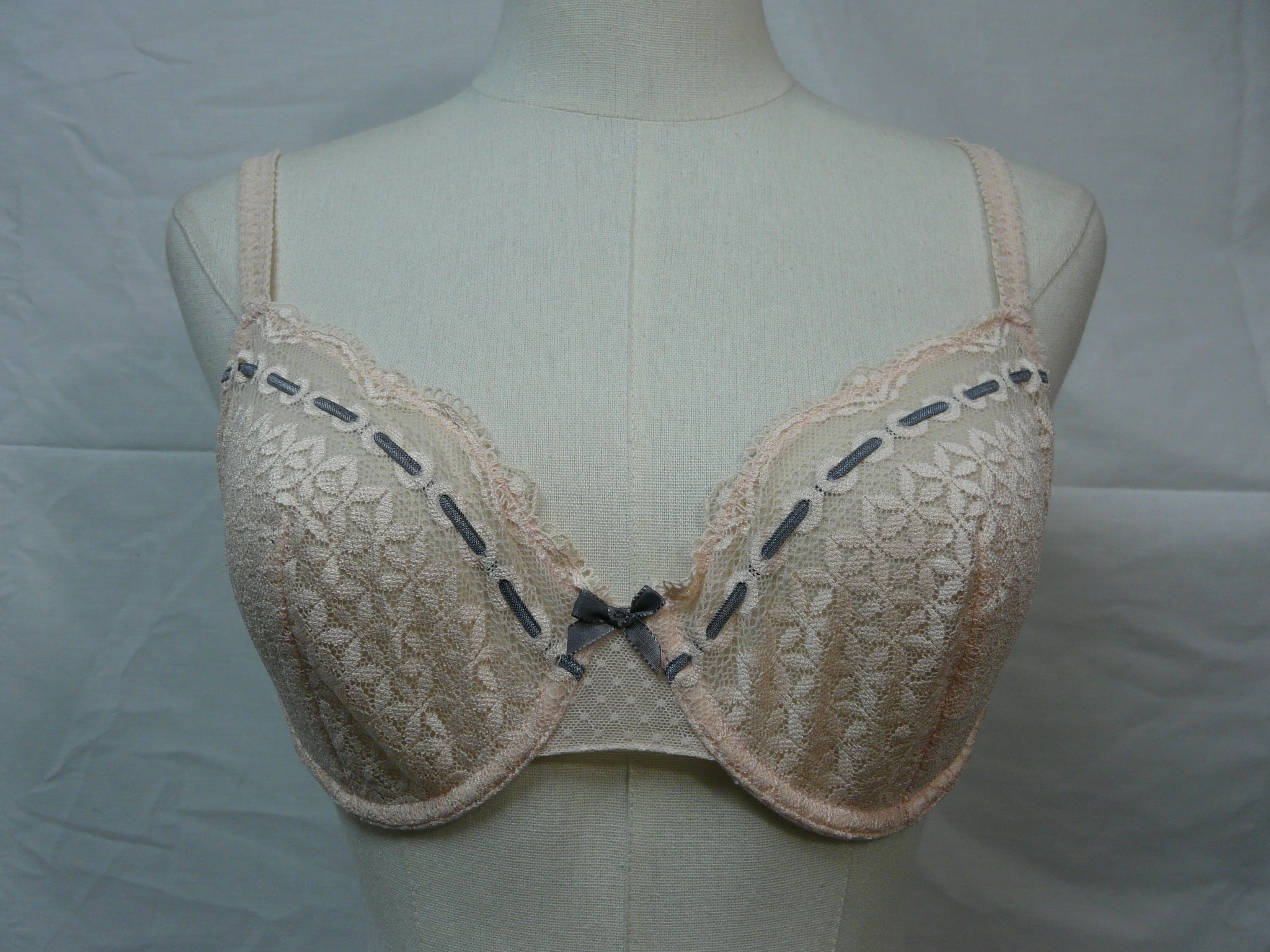 Voir photo 4 de L23 - Ensemble en dentelle - Rougegorge - Taille 95C (42/44) L23 - Ensemble en dentelle - Rougegorge - Taille 95C (42/44) Très bon état reconditionné photo 4