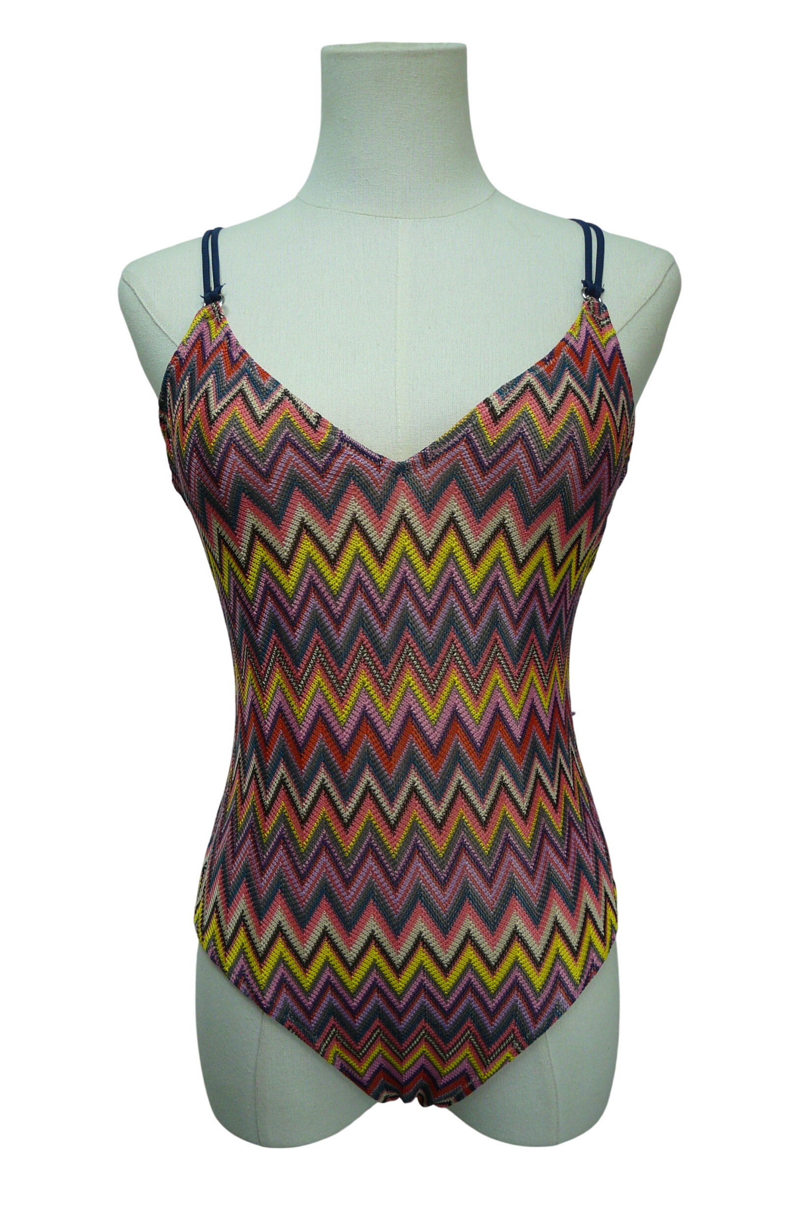 L62 - Maillot de bain effet bracelet brésilien - TopShop - Taille 38 Parfait état - 14,00 € L62 - Maillot de bain effet bracelet brésilien - TopShop - Taille 38 Parfait état reconditionné disponible sur Label Emmaüs