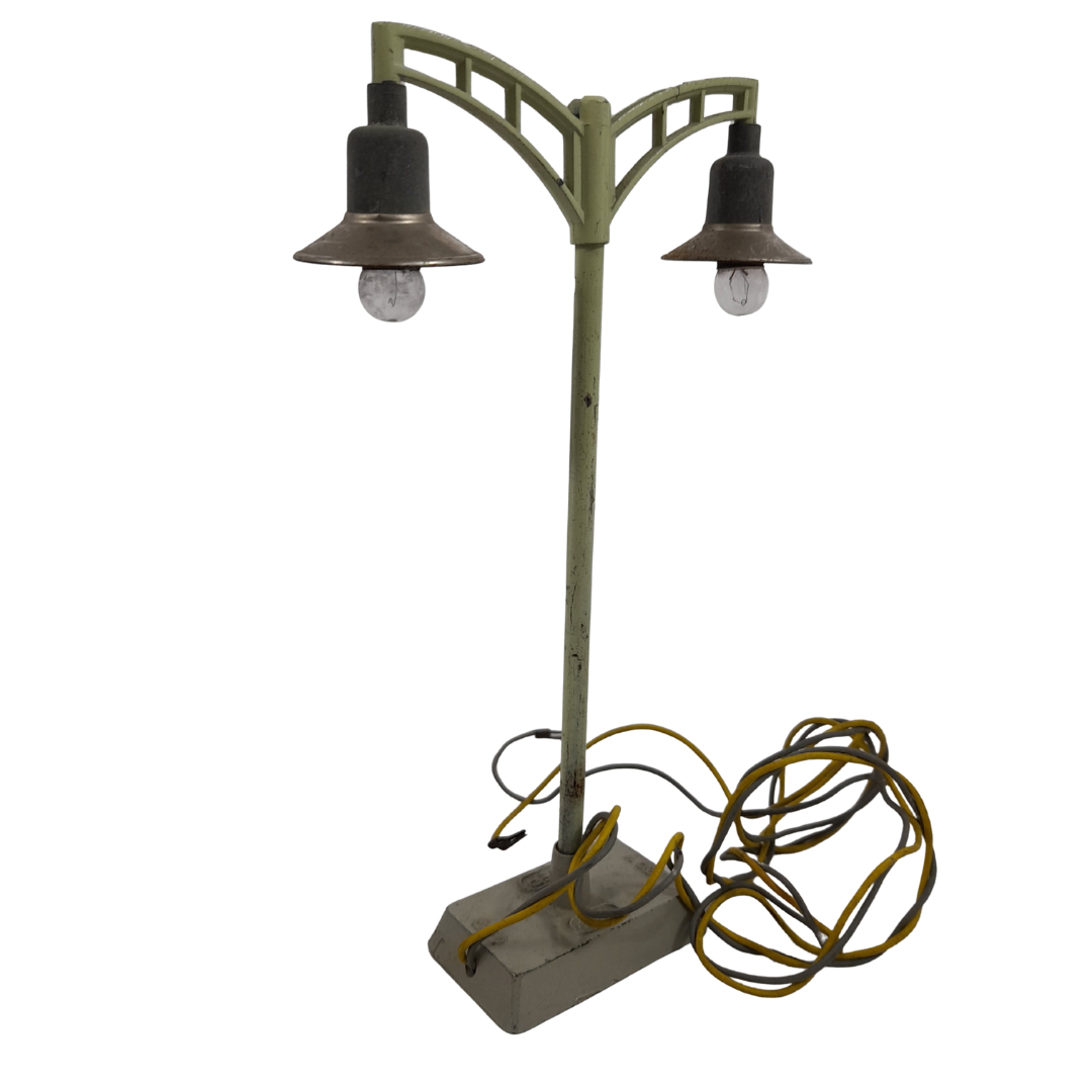 Voir photo 2 de Lampadaire double JEP – 1948 – Accessoire ancien pour circuit de train Lampadaire double JEP – 1948 – Accessoire ancien pour circuit de train État correct reconditionné photo 2