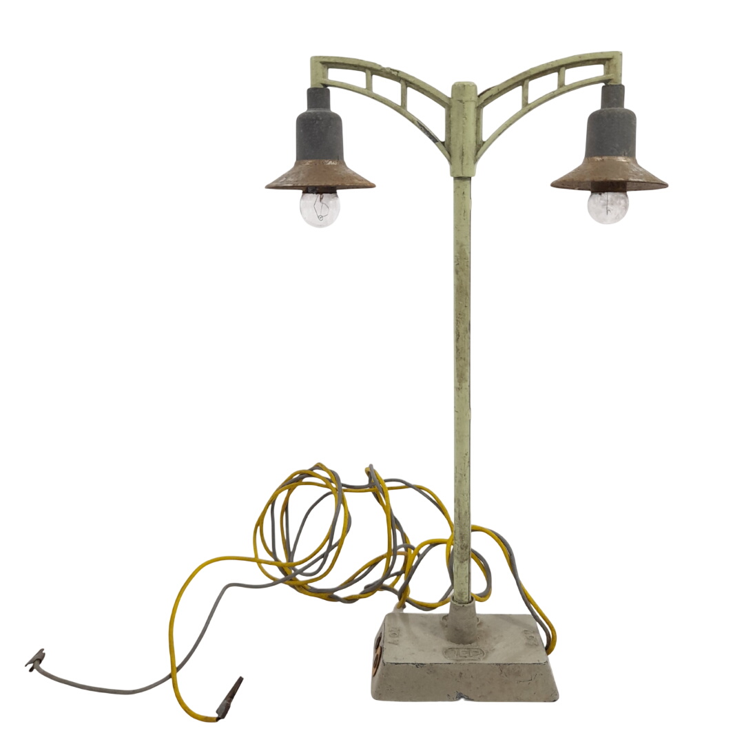 Acheter Lampadaire double JEP – 1948 – Accessoire ancien pour circuit de train État correct - 35,00 € Lampadaire double JEP – 1948 – Accessoire ancien pour circuit de train État correct reconditionné disponible sur Label Emmaüs