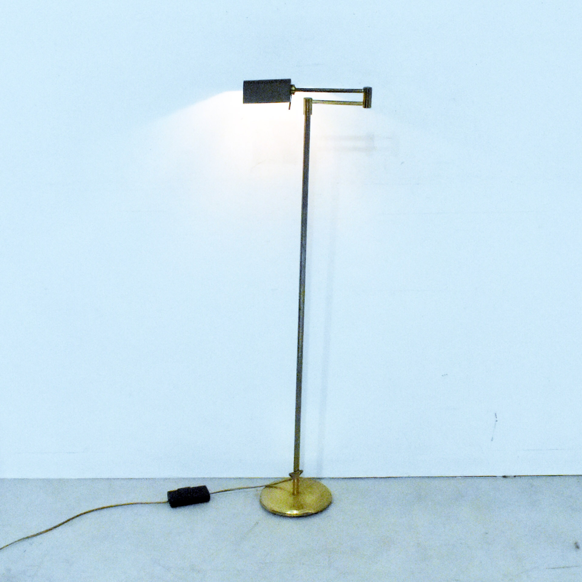 Voir photo 2 de Lampadaire Liseuse Articulée - Acier Laitonné - Egoluce™ Lampadaire Liseuse Articulée - Acier Laitonné - Egoluce™ Bon état reconditionné photo 2