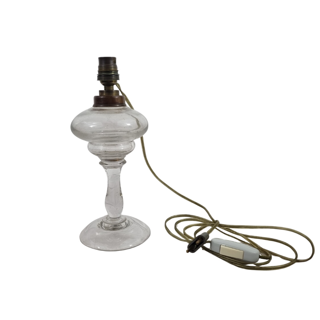 Lampe à huile en verre soufflé ancien - Électrifiée - Vintage Très bon état - 27,00 € Lampe à huile en verre soufflé ancien - Électrifiée - Vintage Très bon état reconditionné disponible sur Label Emmaüs
