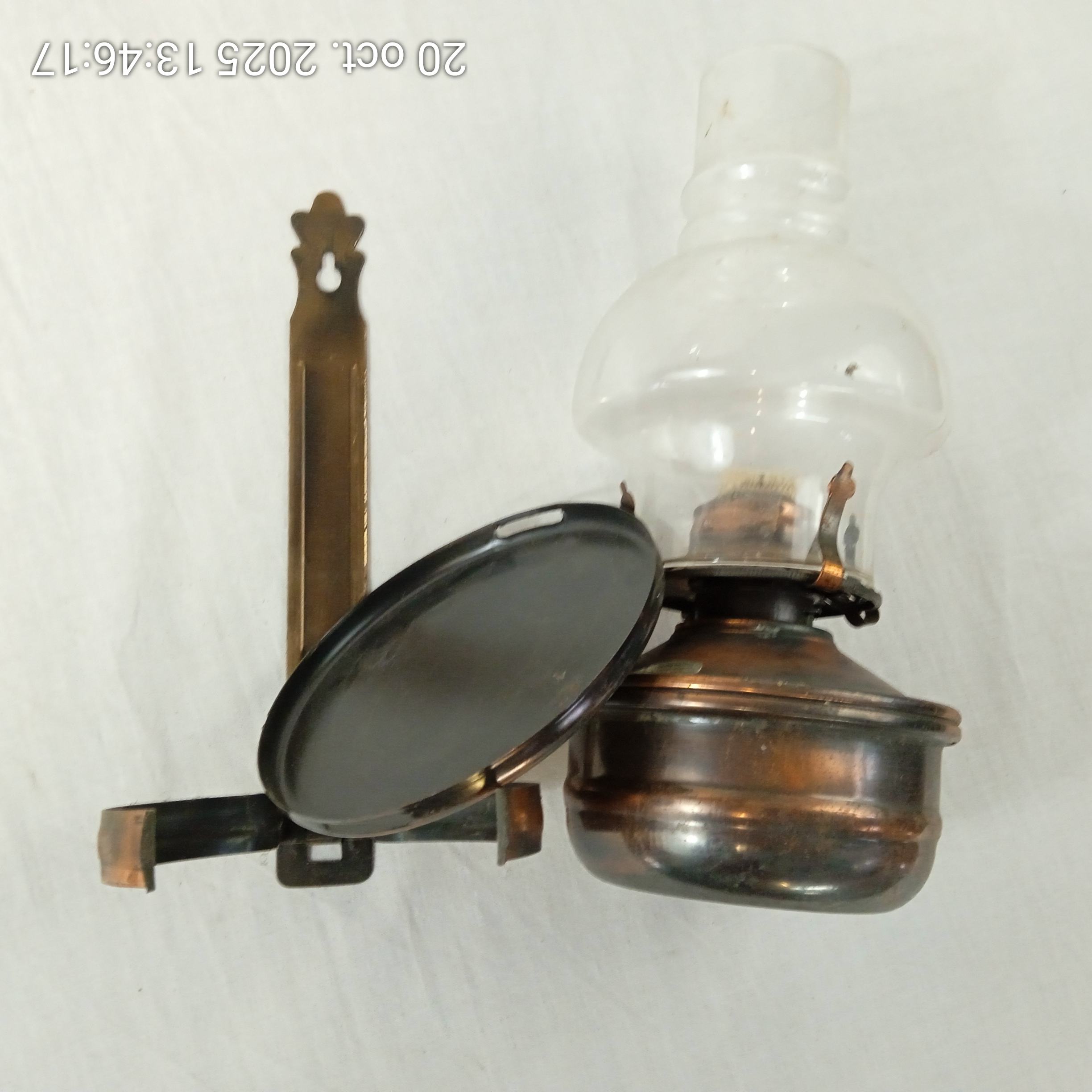 Voir photo 4 de Lampe à huile murale WARNING vintage en métal et verre Lampe à huile murale WARNING vintage en métal et verre Bon état reconditionné photo 4