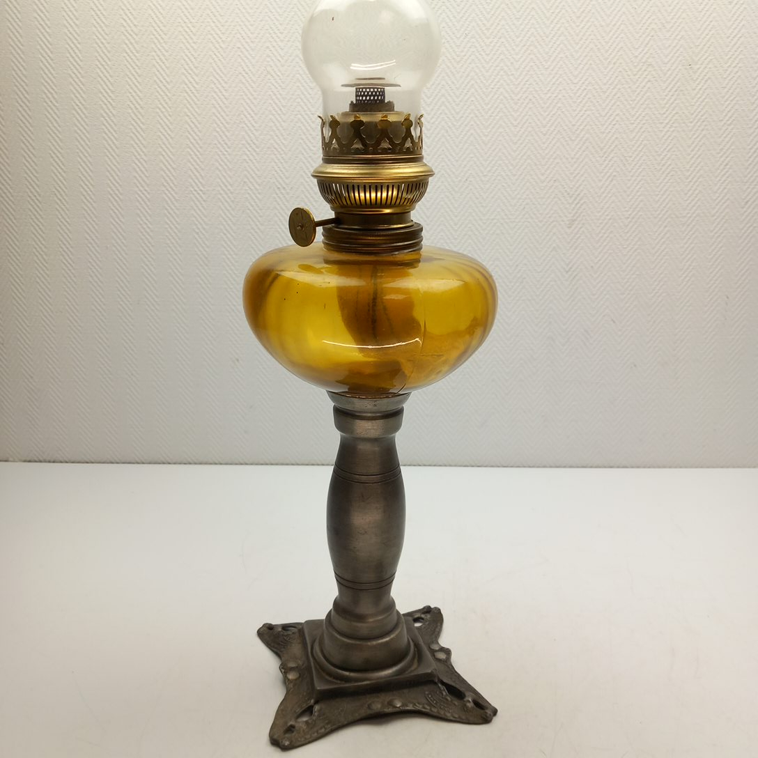 Voir photo 2 de Lampe à Pétrole Ancienne en Etain Jean Goardere Lampe à Pétrole Ancienne en Etain Jean Goardere reconditionné photo 2