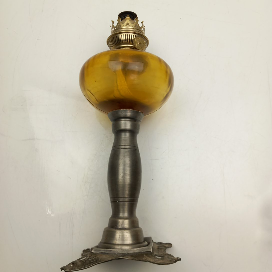 Voir photo 3 de Lampe à Pétrole Ancienne en Etain Jean Goardere Lampe à Pétrole Ancienne en Etain Jean Goardere reconditionné photo 3