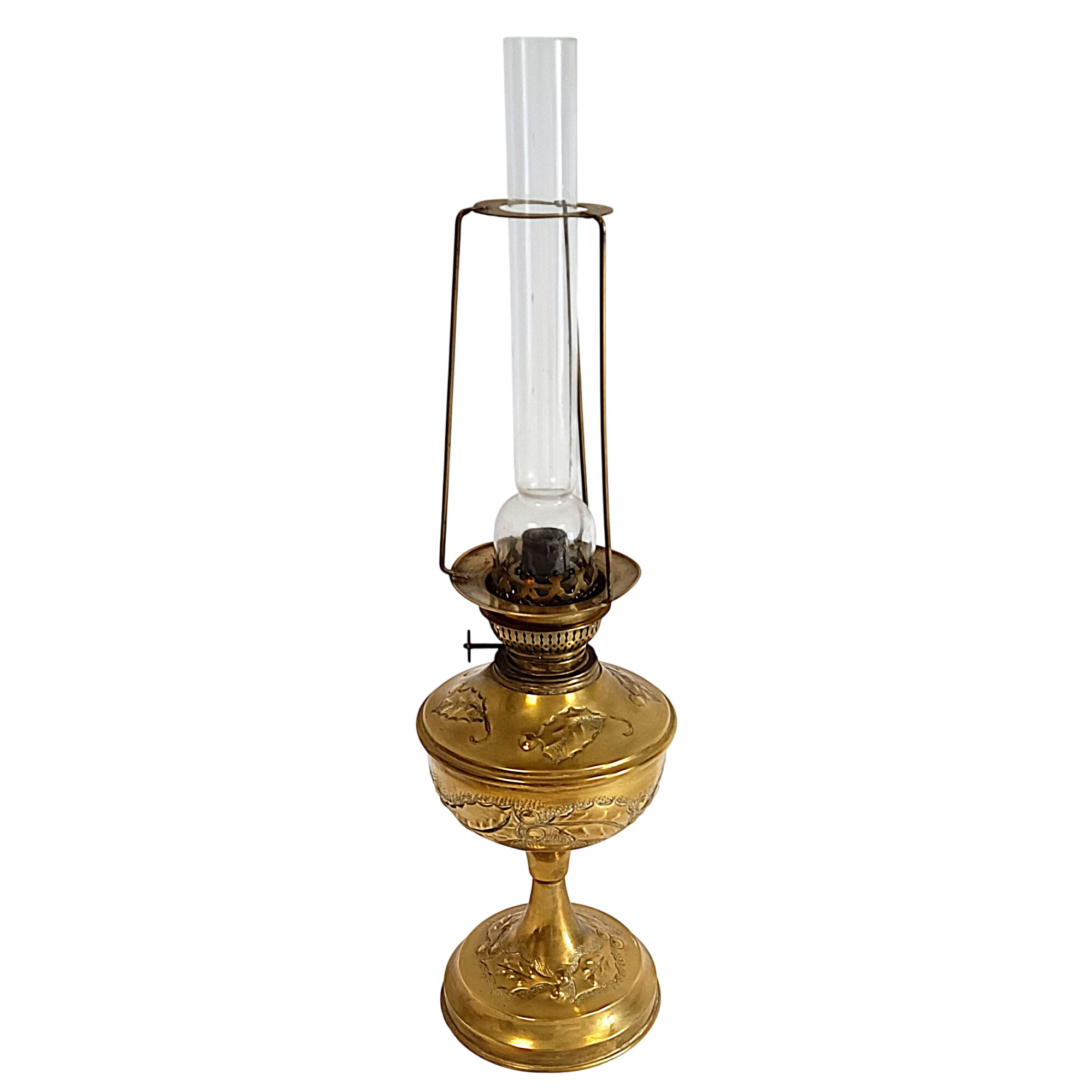 Lampe à pétrole ancienne en laiton avec décor en relief - 21,00 € Lampe à pétrole ancienne en laiton avec décor en relief reconditionné disponible sur Label Emmaüs