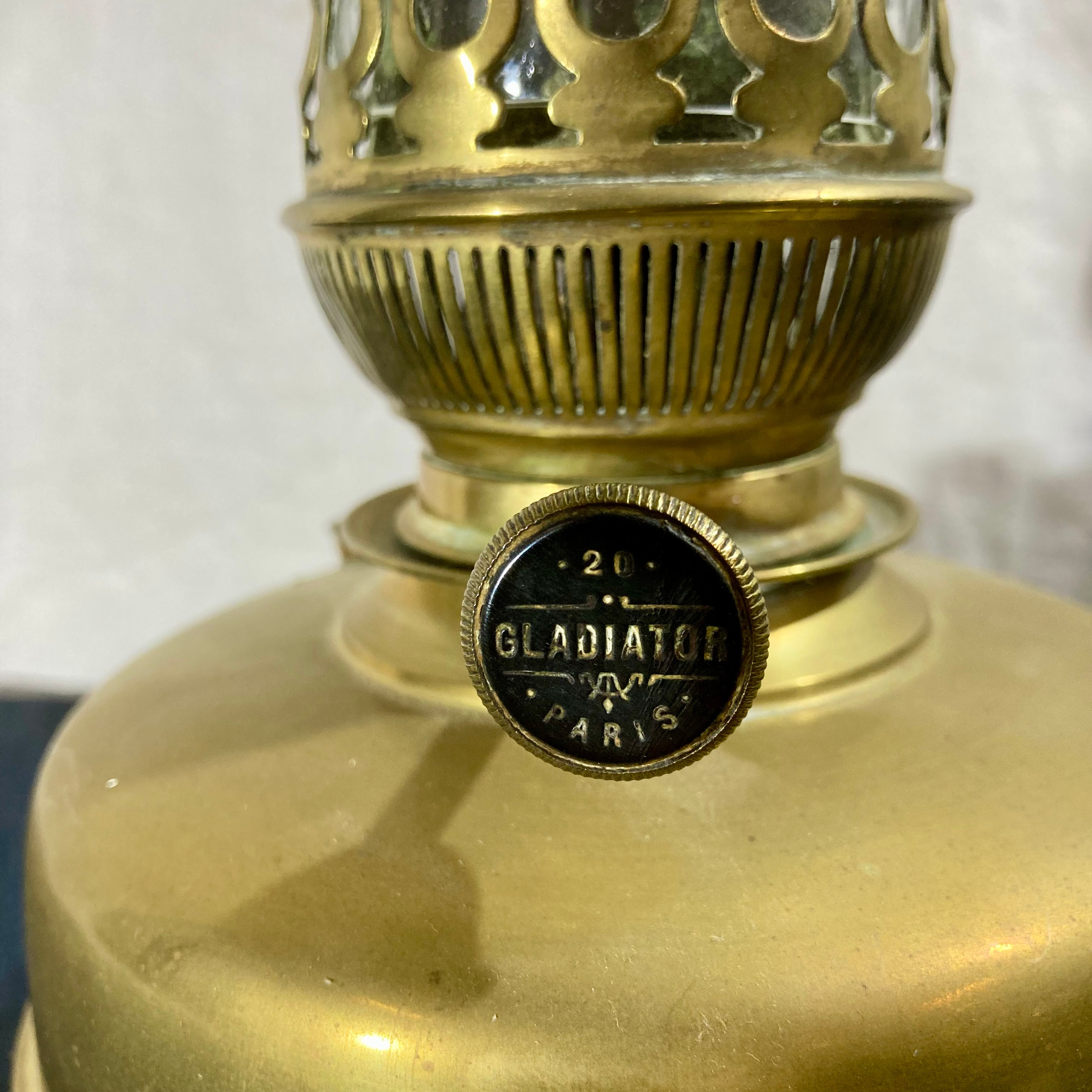 Voir photo 4 de Lampe à pétrole ancienne en laiton "Gladiator Paris" 20'' Lampe à pétrole ancienne en laiton "Gladiator Paris" 20'' reconditionné photo 4