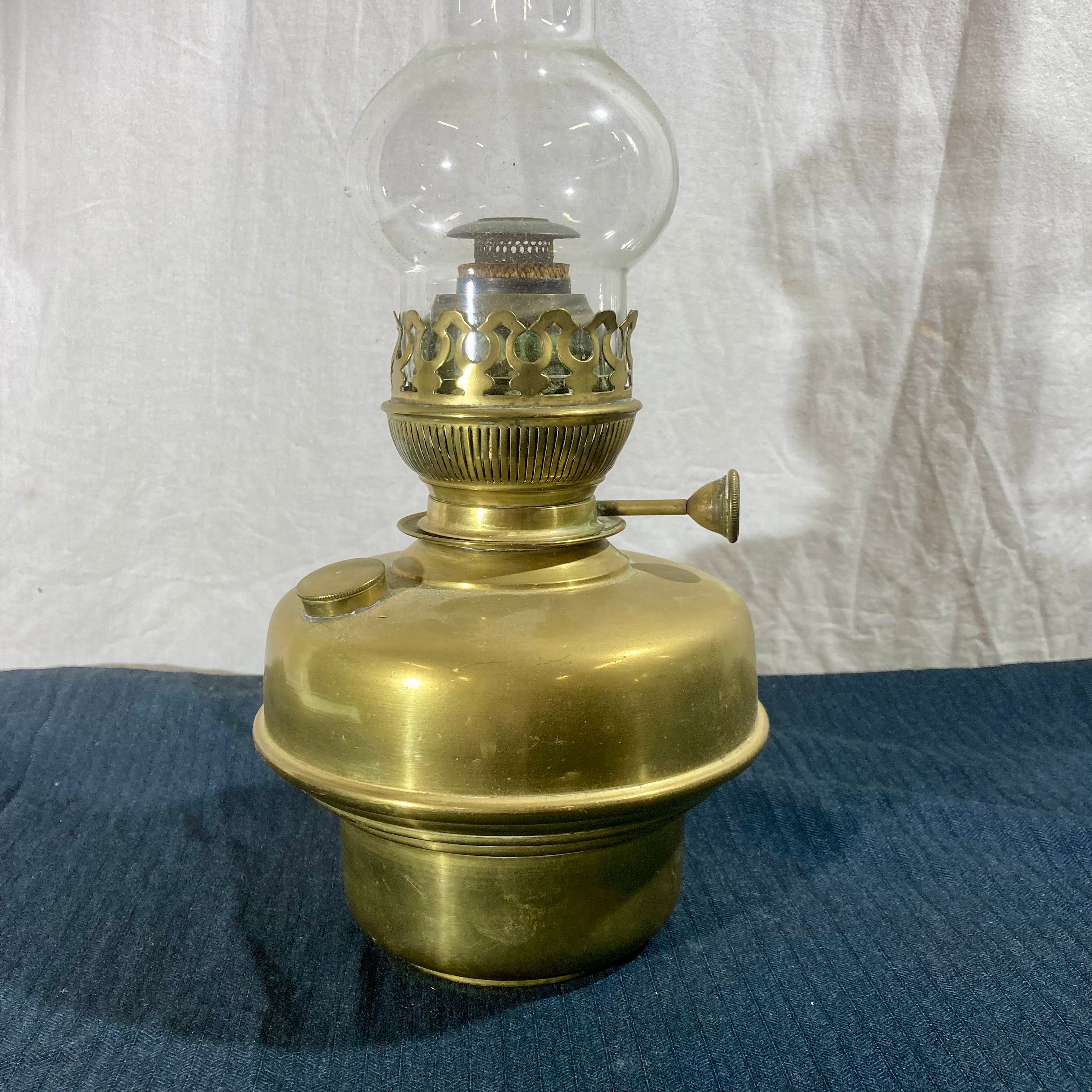 Voir photo 8 de Lampe à pétrole ancienne en laiton "Gladiator Paris" 20'' Lampe à pétrole ancienne en laiton "Gladiator Paris" 20'' reconditionné photo 8