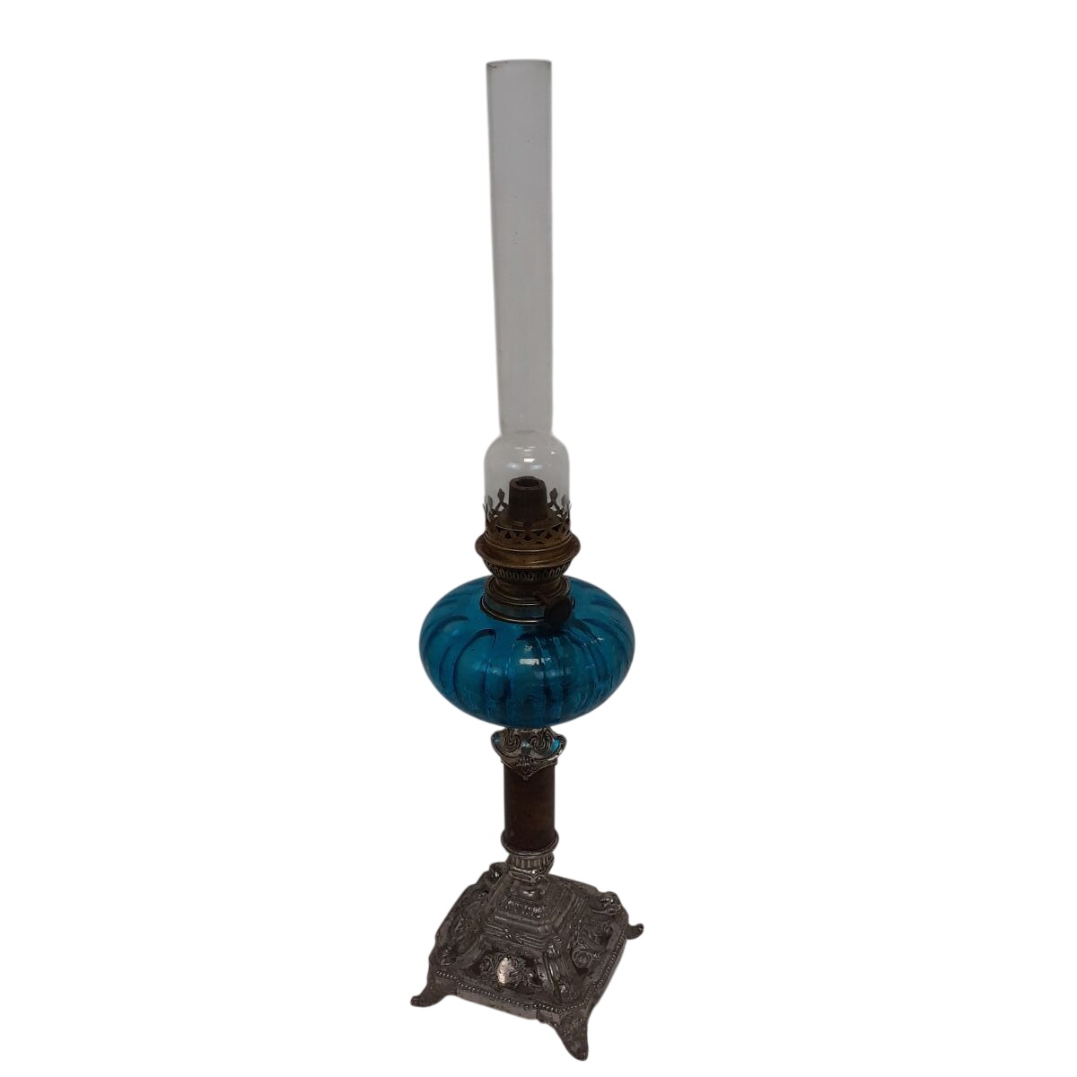 Lampe à pétrole ancienne en verre bleu et métal argenté - Luminaire rétro. Bon état - 23,00 € Lampe à pétrole ancienne en verre bleu et métal argenté - Luminaire rétro. Bon état reconditionné disponible sur Label Emmaüs