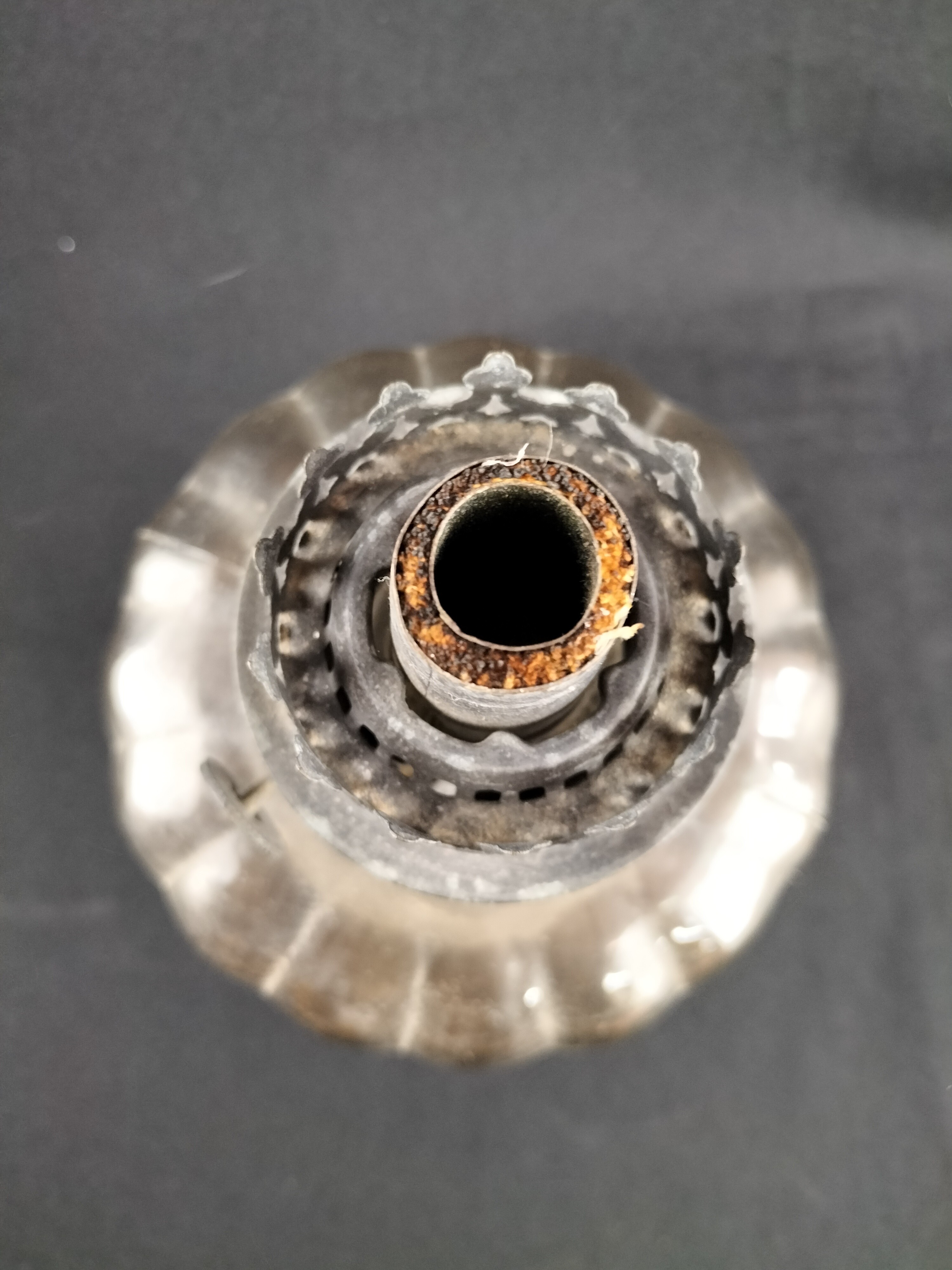 Voir photo 3 de Lampe à pétrole ancienne sans cheminée en verre fumé et métal argenté – Élégance vintage et charme d’antan Lampe à pétrole ancienne sans cheminée en verre fumé et métal argenté – Élégance vintage et charme d’antan Bon état reconditionné photo 3