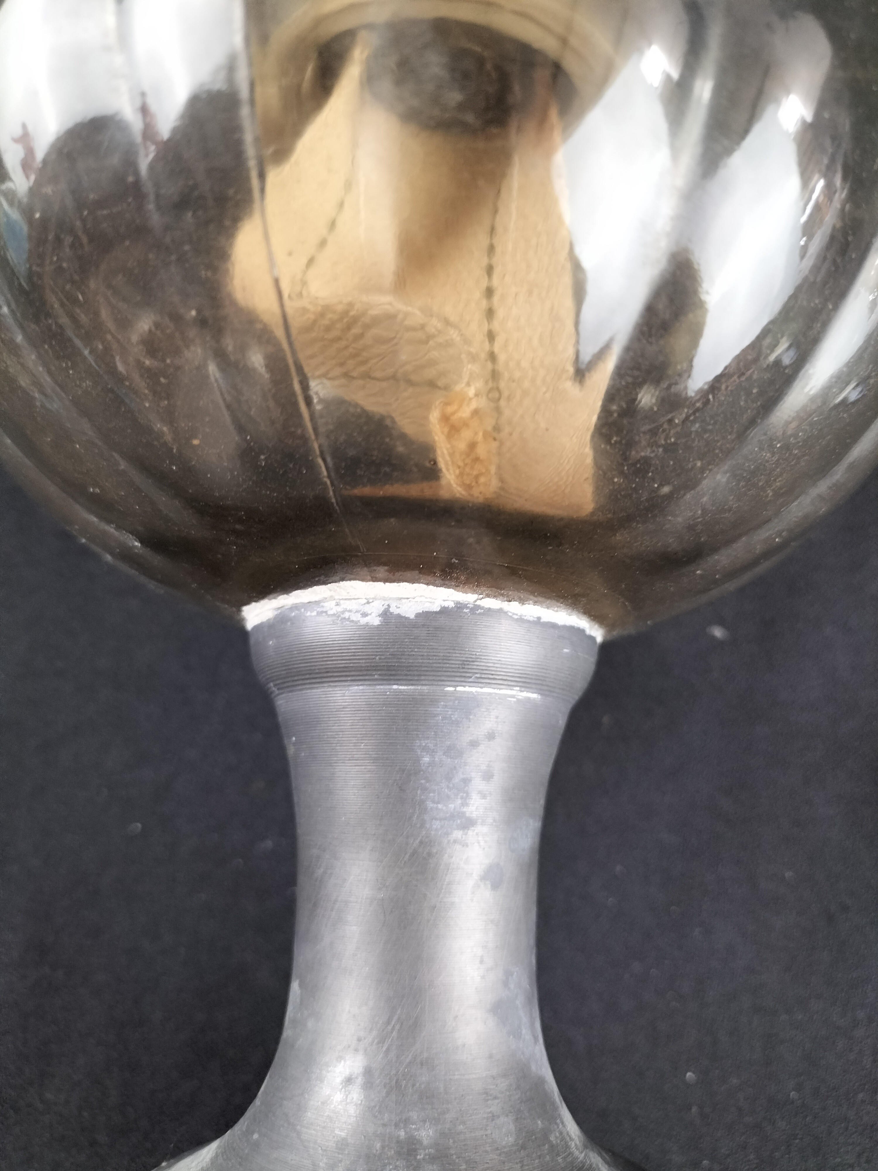 Voir photo 4 de Lampe à pétrole ancienne sans cheminée en verre fumé et métal argenté – Élégance vintage et charme d’antan Lampe à pétrole ancienne sans cheminée en verre fumé et métal argenté – Élégance vintage et charme d’antan Bon état reconditionné photo 4