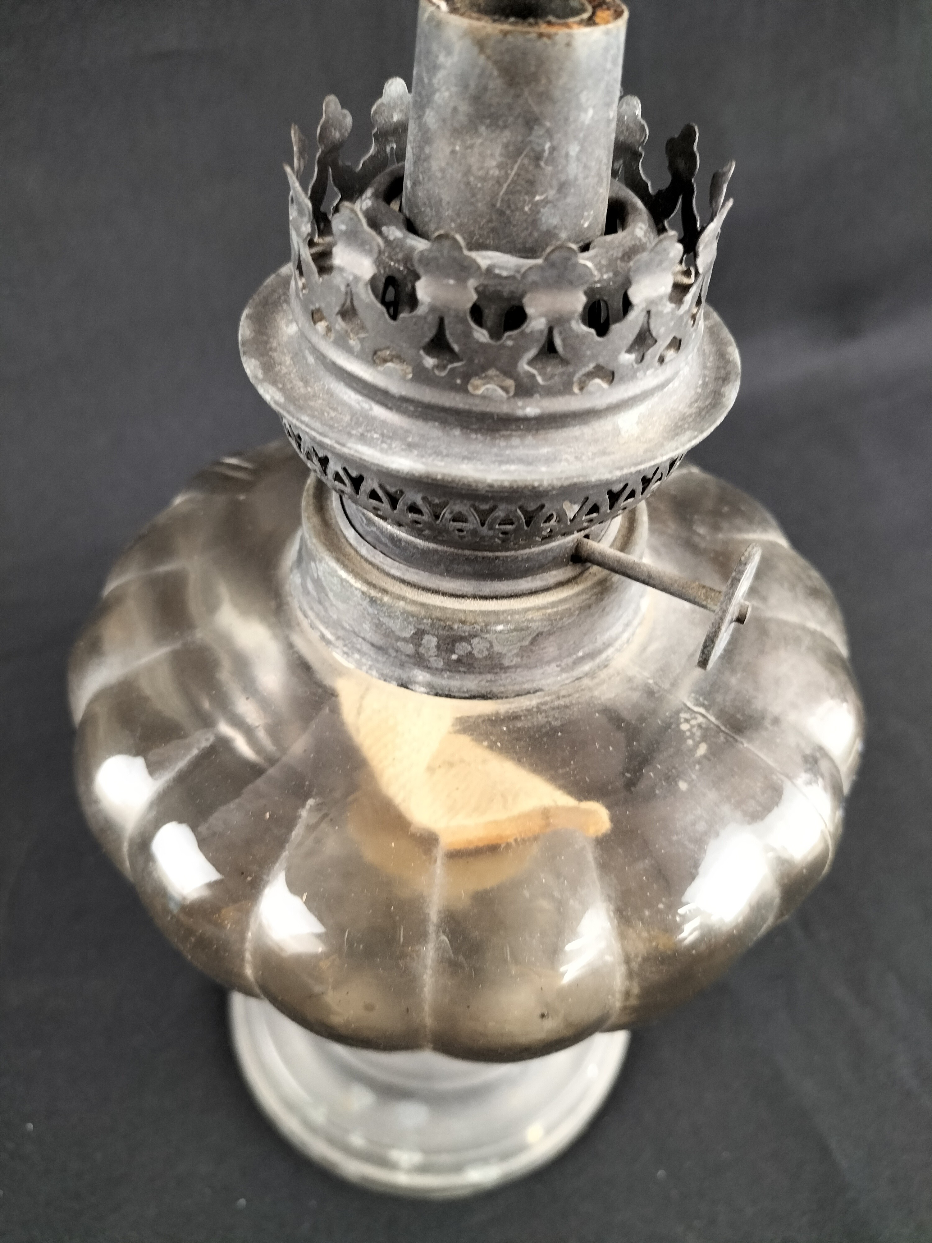 Voir photo 5 de Lampe à pétrole ancienne sans cheminée en verre fumé et métal argenté – Élégance vintage et charme d’antan Lampe à pétrole ancienne sans cheminée en verre fumé et métal argenté – Élégance vintage et charme d’antan Bon état reconditionné photo 5