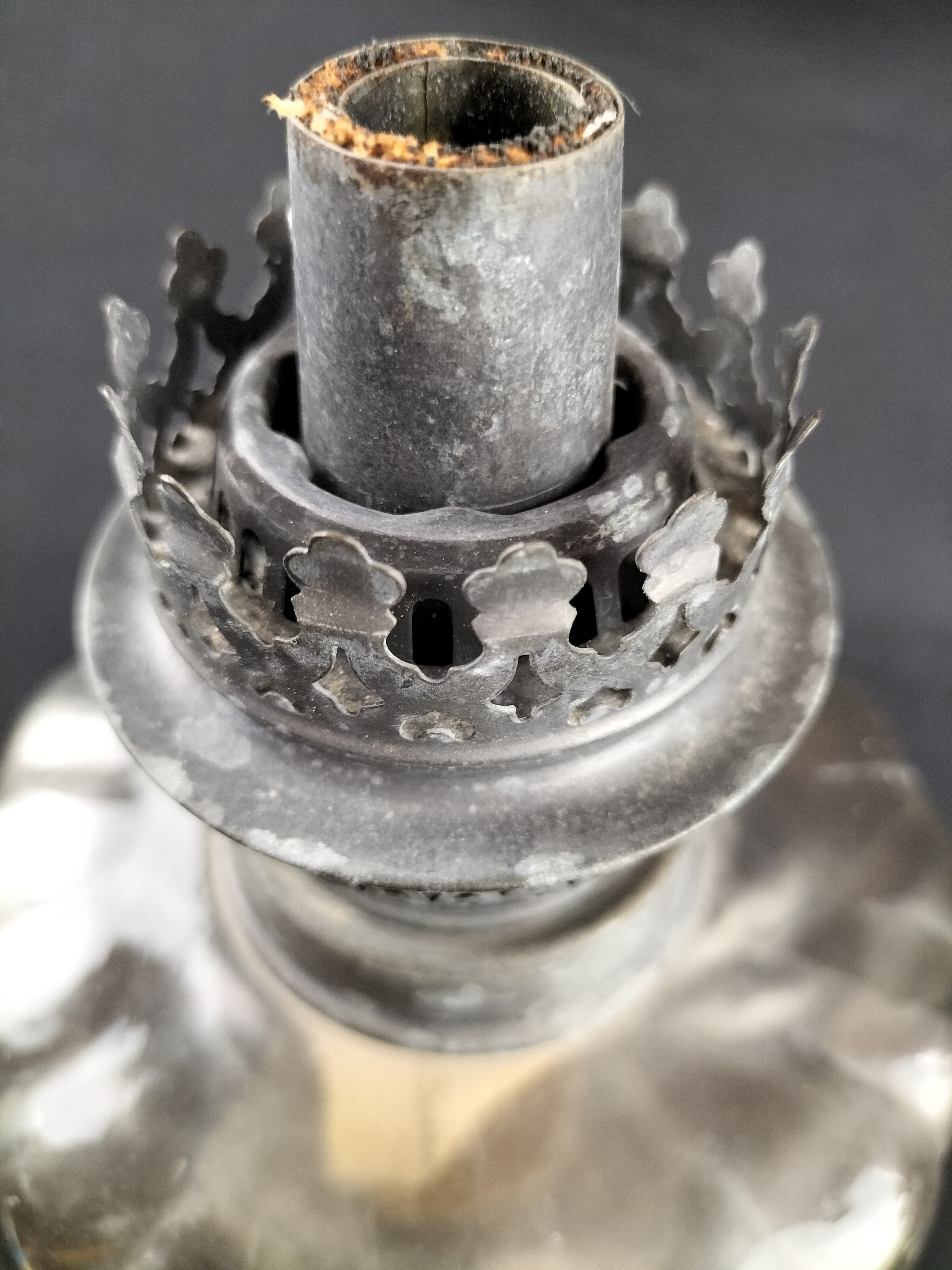 Voir photo 6 de Lampe à pétrole ancienne sans cheminée en verre fumé et métal argenté – Élégance vintage et charme d’antan Lampe à pétrole ancienne sans cheminée en verre fumé et métal argenté – Élégance vintage et charme d’antan Bon état reconditionné photo 6