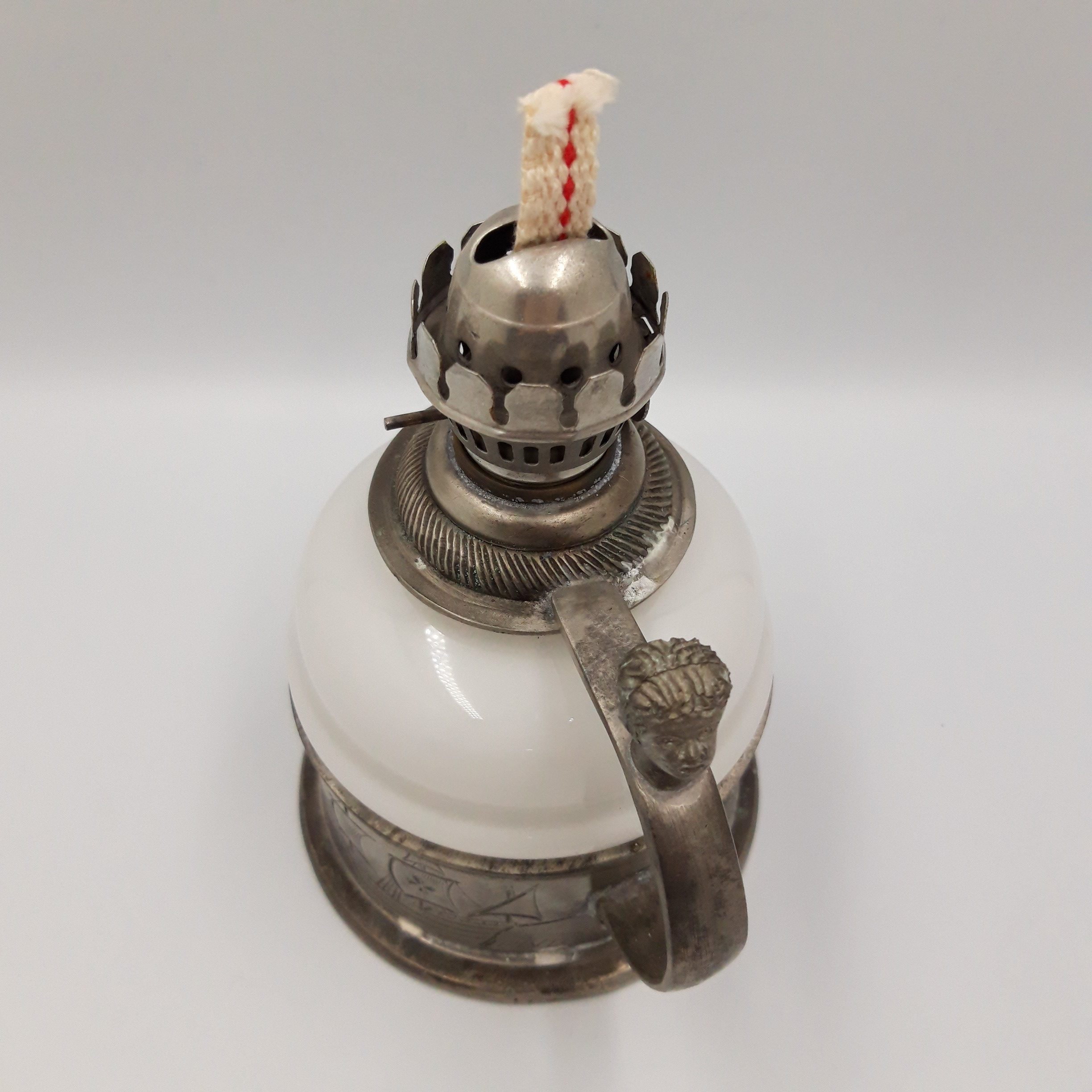 Voir photo 3 de Lampe à pétrole en étain 95 % et verre Lampe à pétrole en étain 95 % et verre Bon état reconditionné photo 3