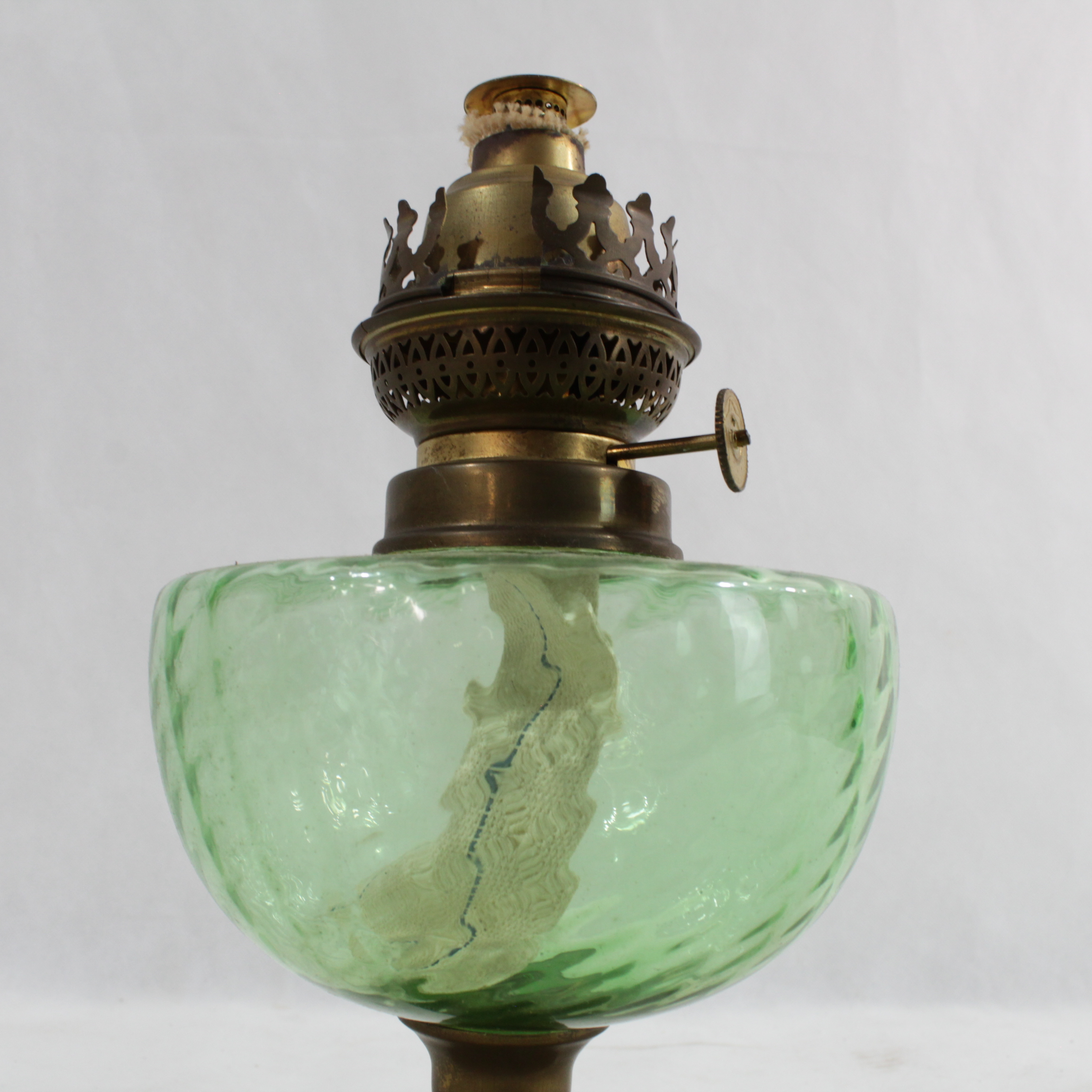 Voir photo 3 de Lampe à pétrole en laiton en verre soufflé Lampe à pétrole en laiton en verre soufflé Très bon état reconditionné photo 3