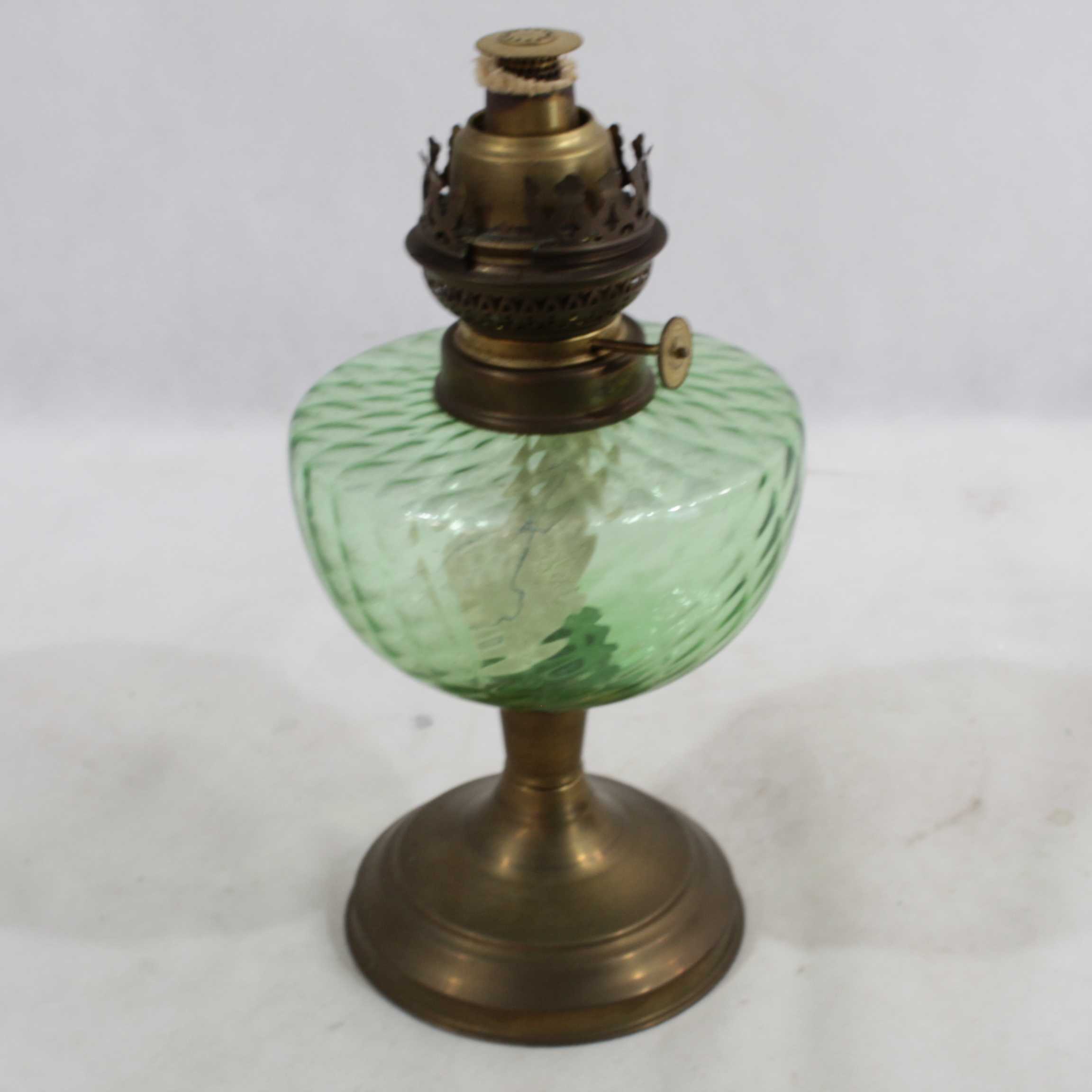 Acheter Lampe à pétrole en laiton en verre soufflé Très bon état - 15,00 € Lampe à pétrole en laiton en verre soufflé Très bon état reconditionné disponible sur Label Emmaüs