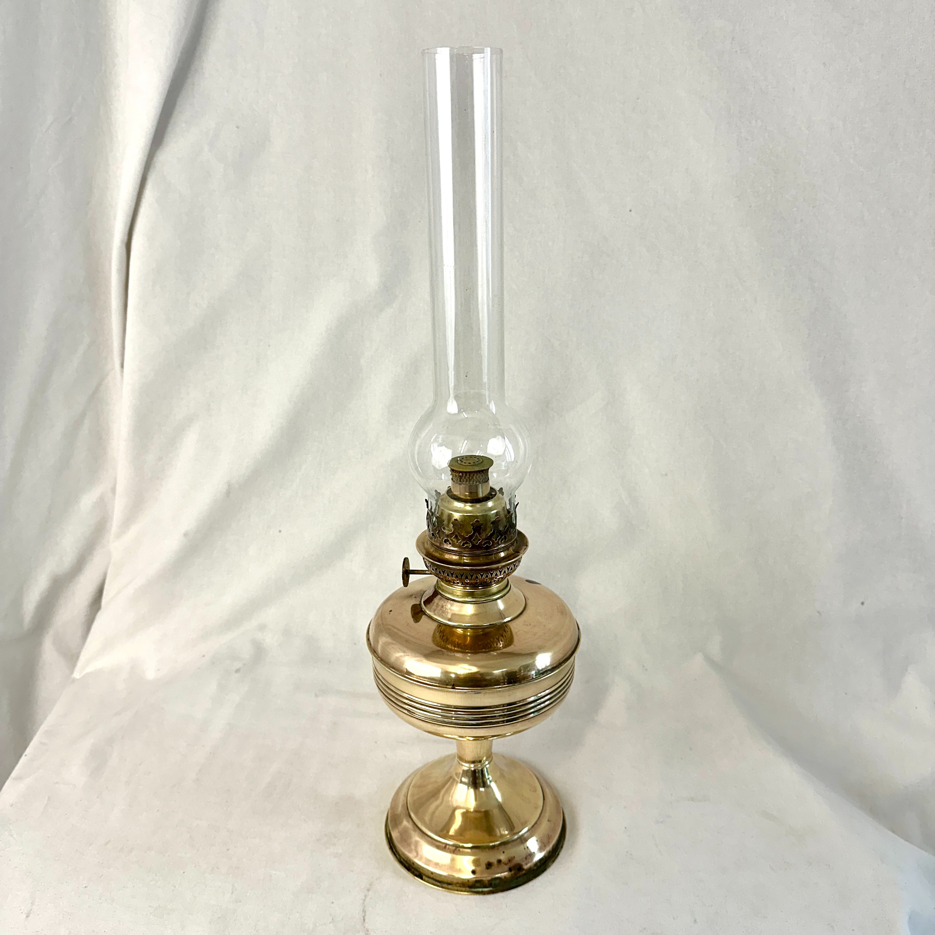 Voir photo 2 de Lampe à pétrole en laiton et verre Lampe à pétrole en laiton et verre reconditionné photo 2