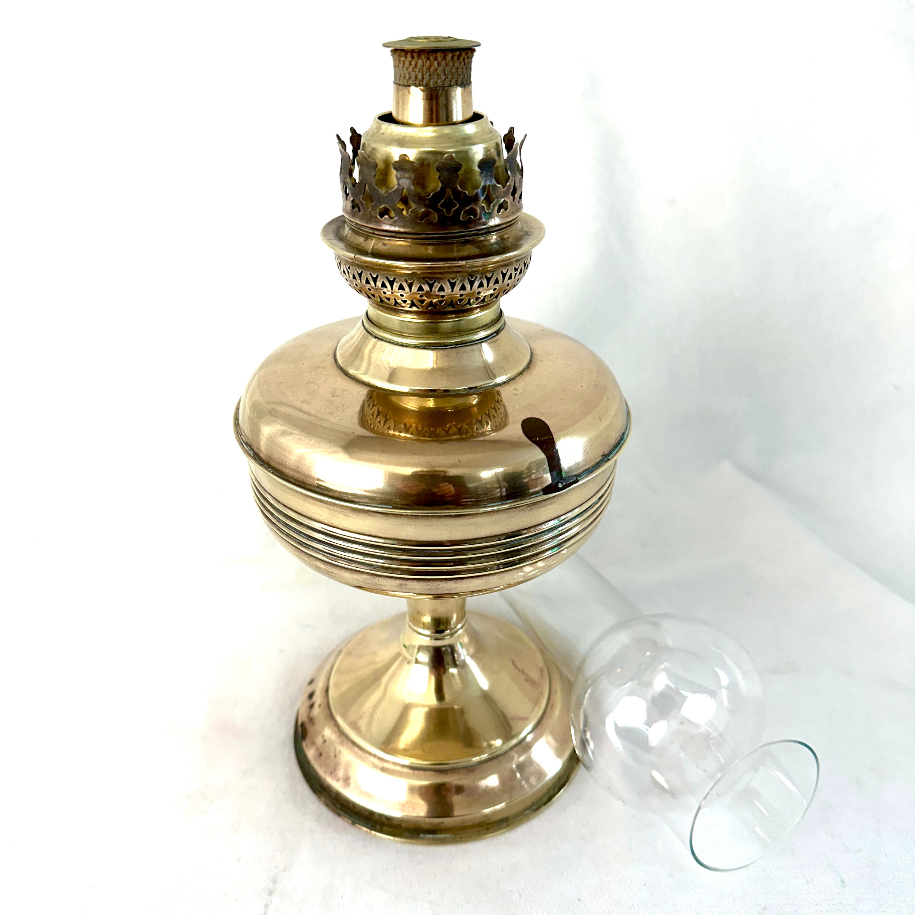 Lampe à pétrole en laiton et verre - 15,20 € Lampe à pétrole en laiton et verre reconditionné disponible sur Label Emmaüs