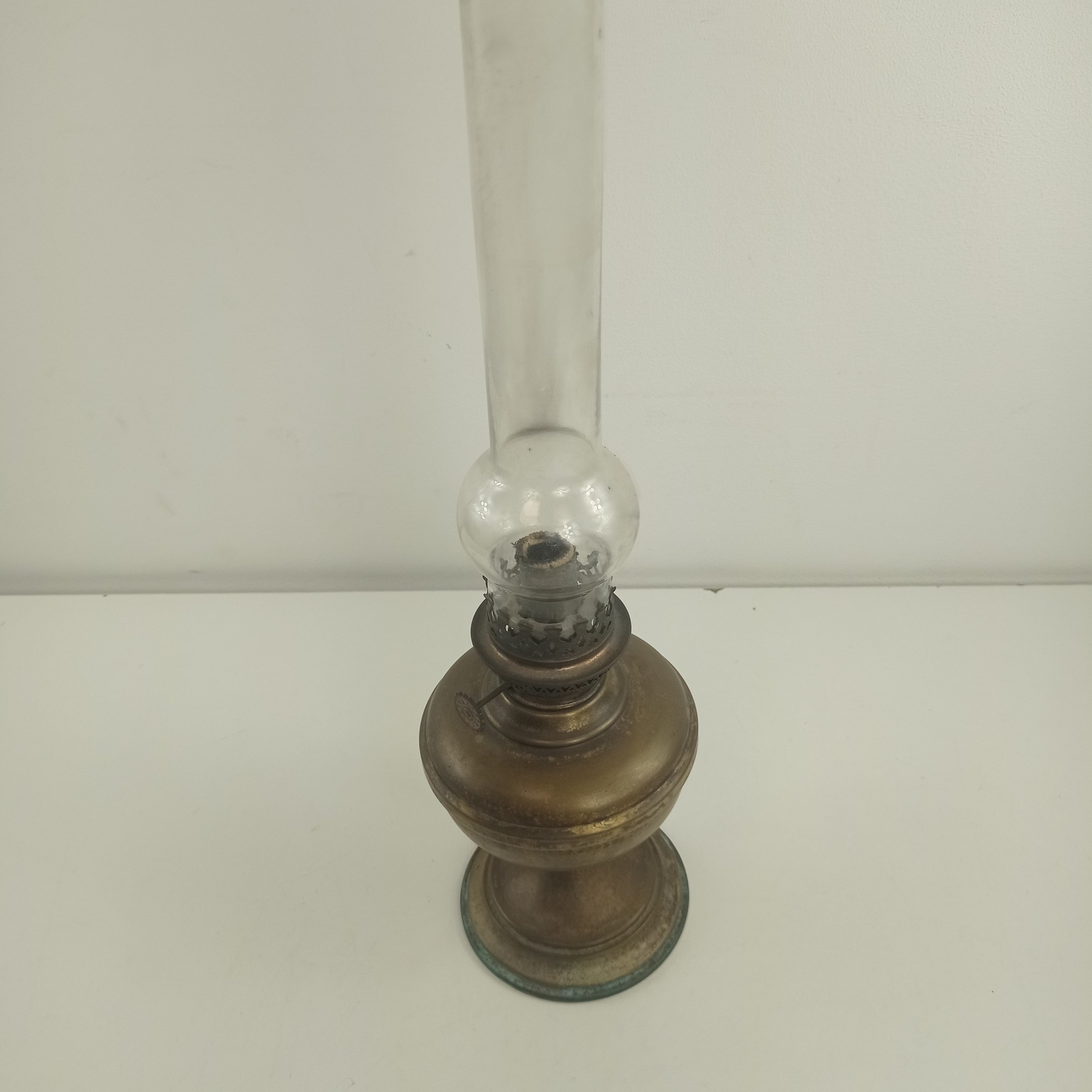 Voir photo 2 de Lampe à pétrole régule et verre Lampe à pétrole régule et verre Très bon état reconditionné photo 2