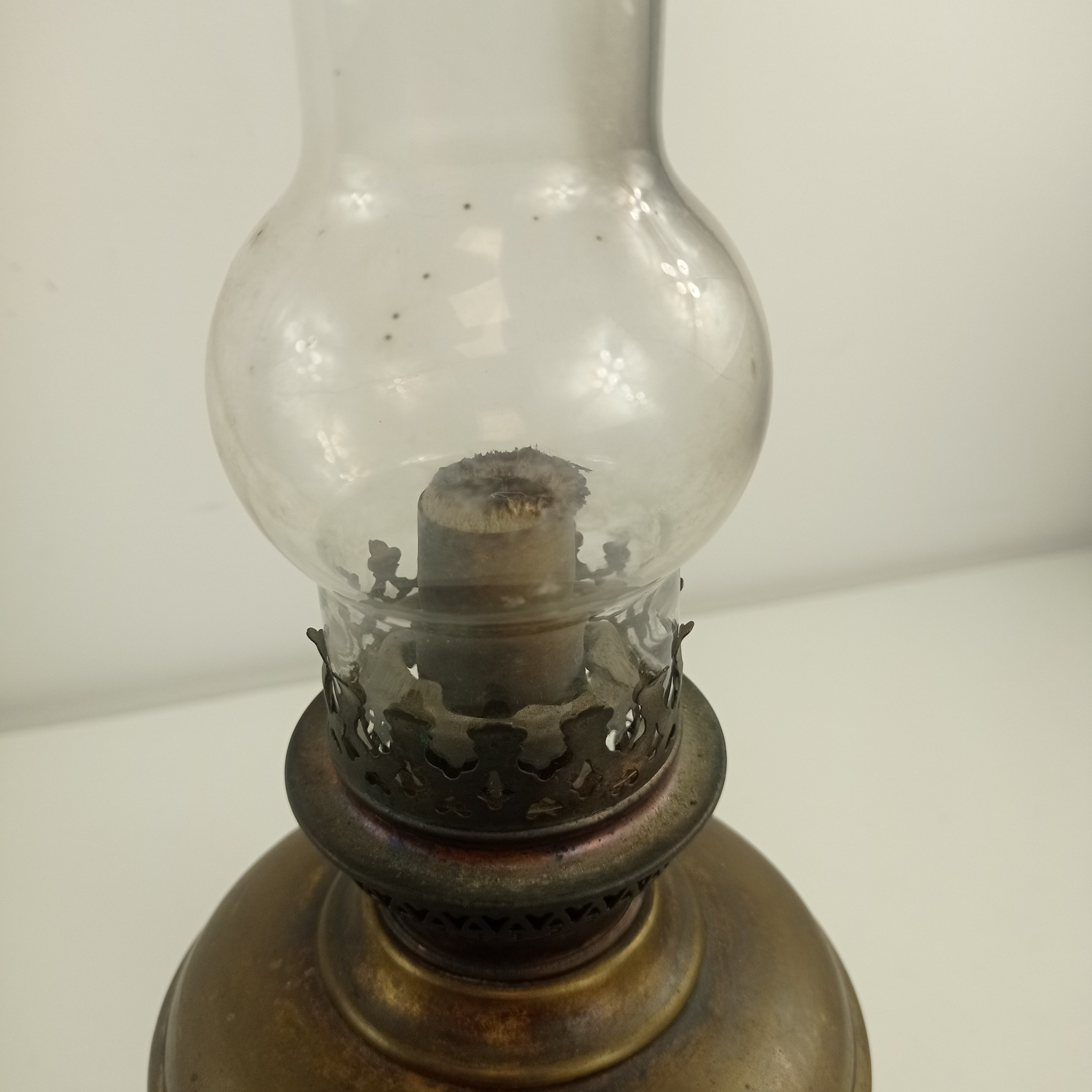 Voir photo 3 de Lampe à pétrole régule et verre Lampe à pétrole régule et verre Très bon état reconditionné photo 3