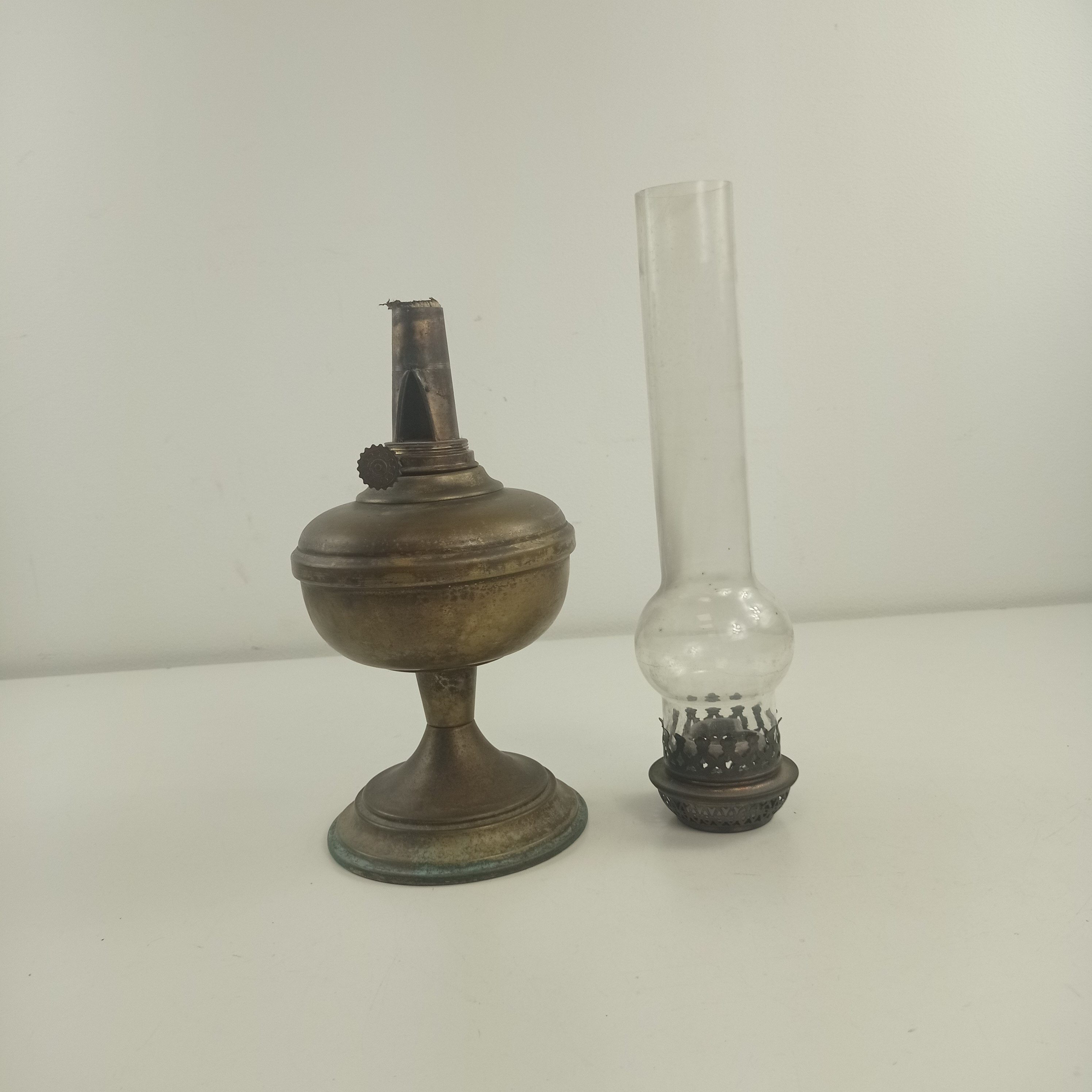 Voir photo 4 de Lampe à pétrole régule et verre Lampe à pétrole régule et verre Très bon état reconditionné photo 4