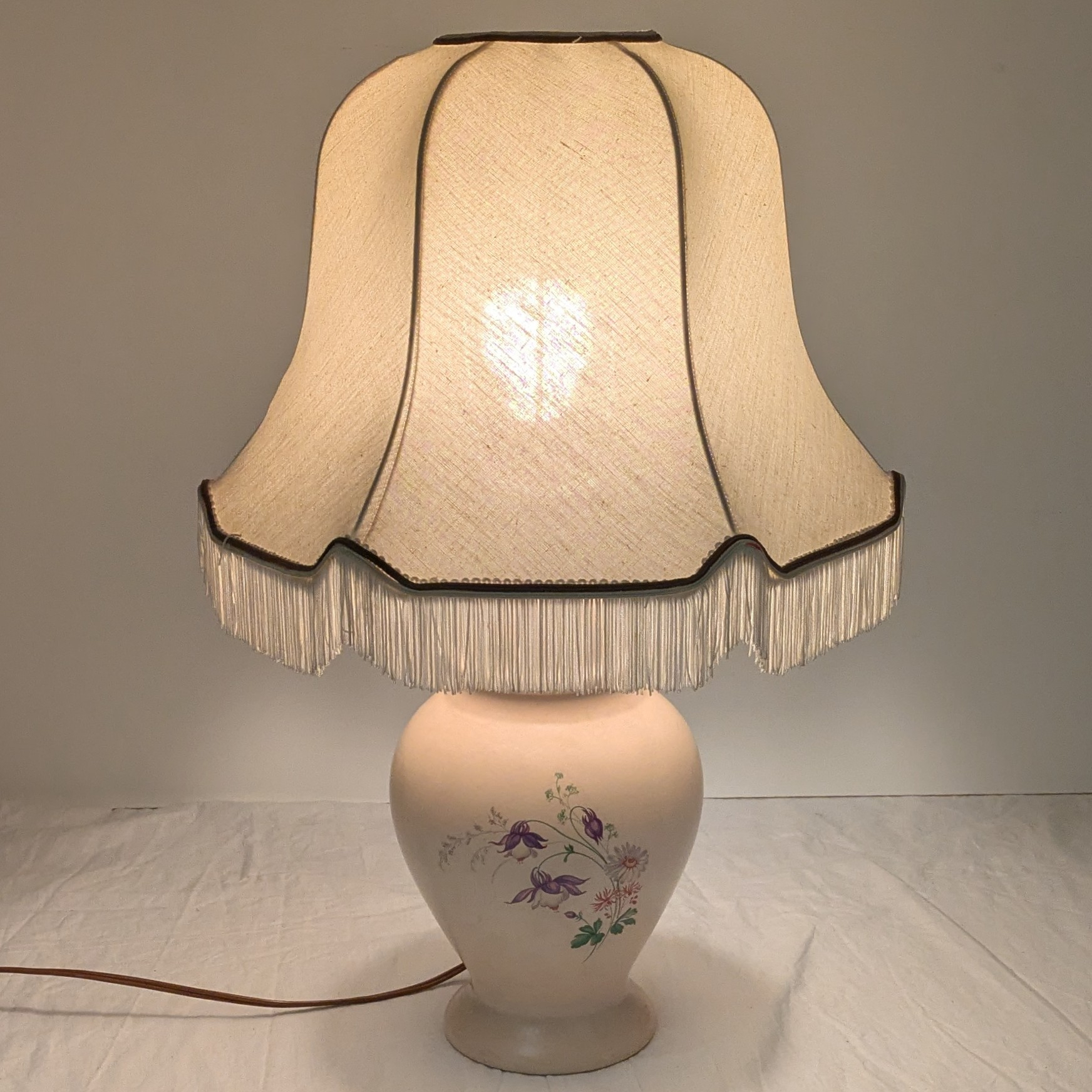 Voir photo 2 de Lampe à poser en céramique beige rosé avec abat‑jour frangé beige Ø 36 x h 52 cm Lampe à poser en céramique beige rosé avec abat‑jour frangé beige Ø 36 x h 52 cm Bon état reconditionné photo 2