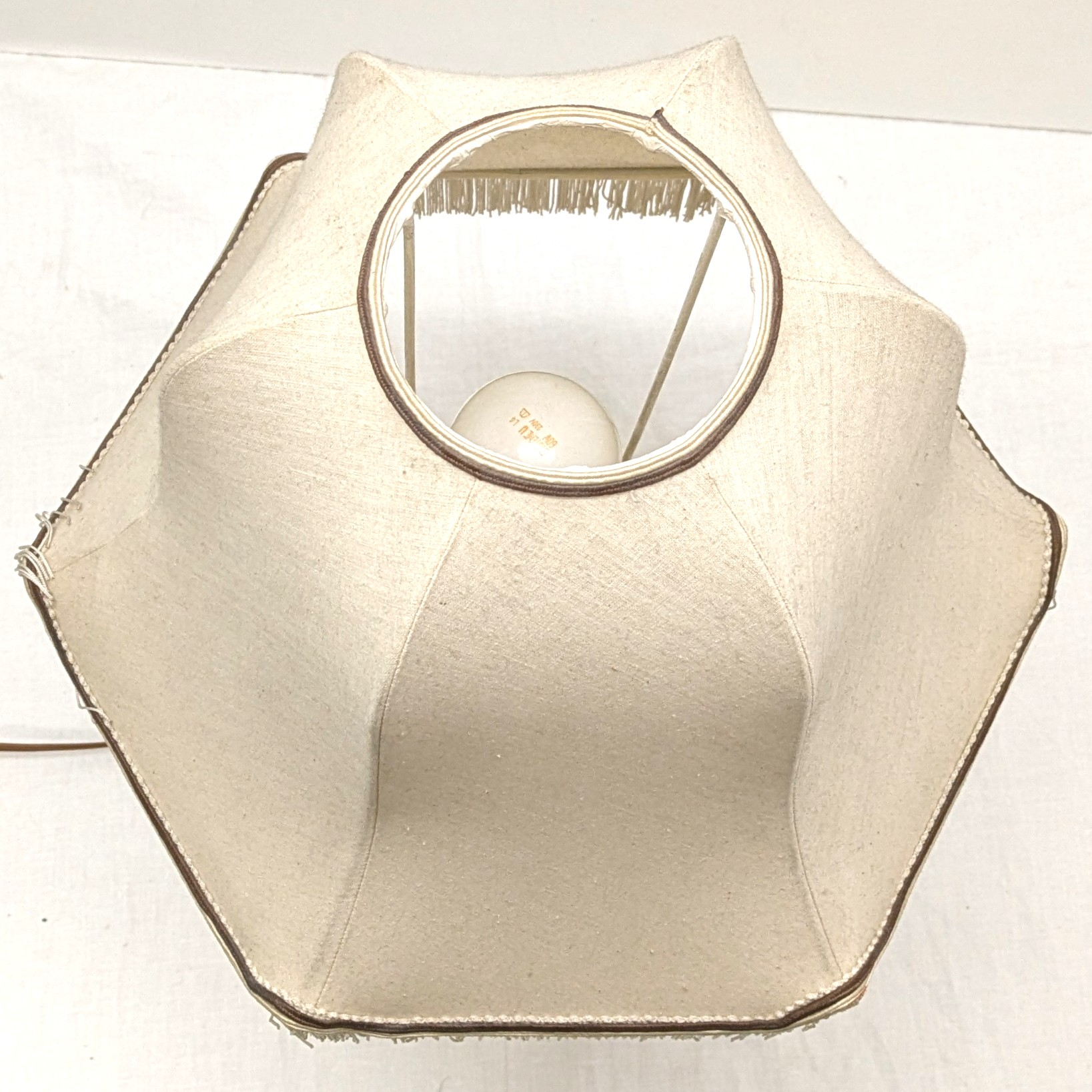 Voir photo 3 de Lampe à poser en céramique beige rosé avec abat‑jour frangé beige Ø 36 x h 52 cm Lampe à poser en céramique beige rosé avec abat‑jour frangé beige Ø 36 x h 52 cm Bon état reconditionné photo 3