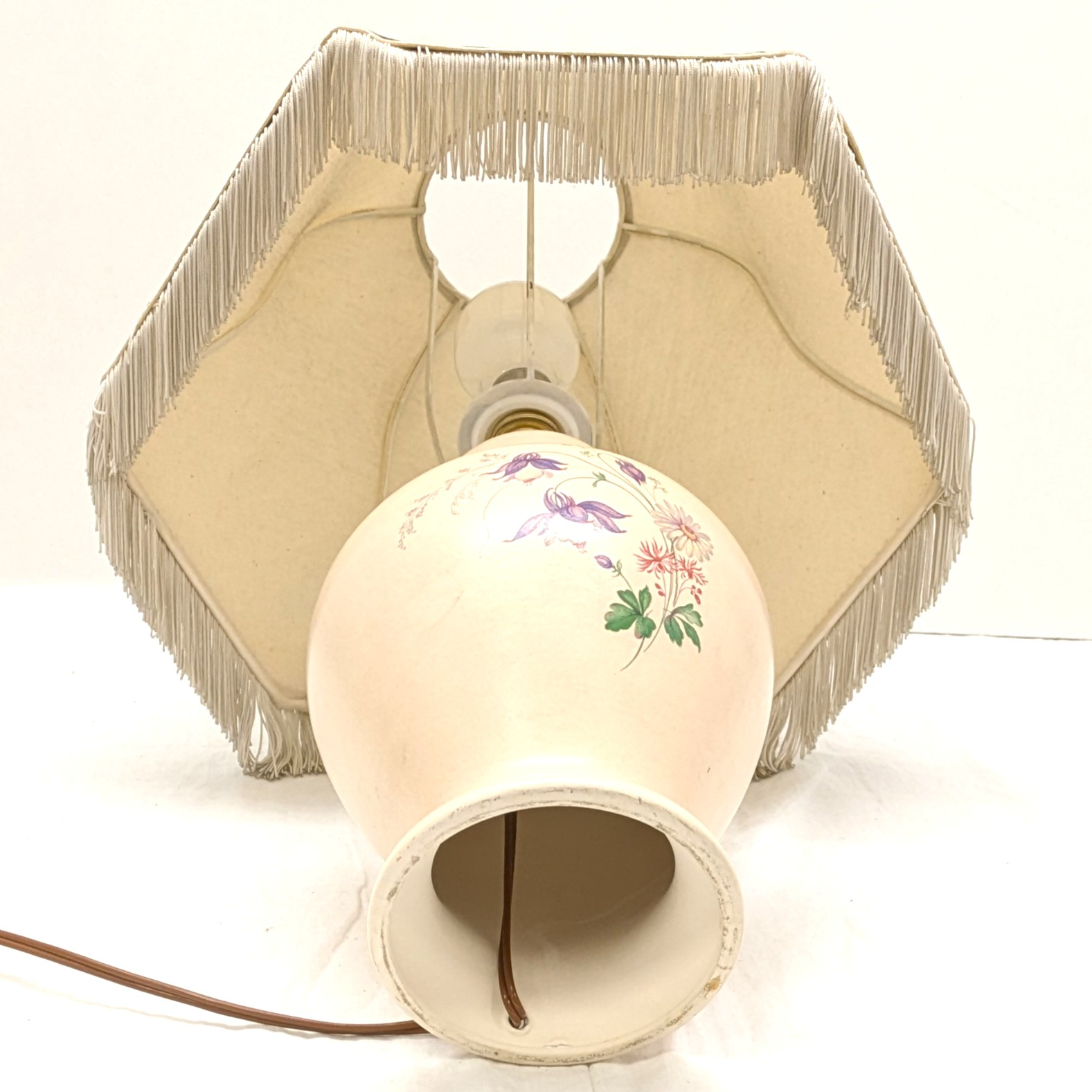Voir photo 4 de Lampe à poser en céramique beige rosé avec abat‑jour frangé beige Ø 36 x h 52 cm Lampe à poser en céramique beige rosé avec abat‑jour frangé beige Ø 36 x h 52 cm Bon état reconditionné photo 4