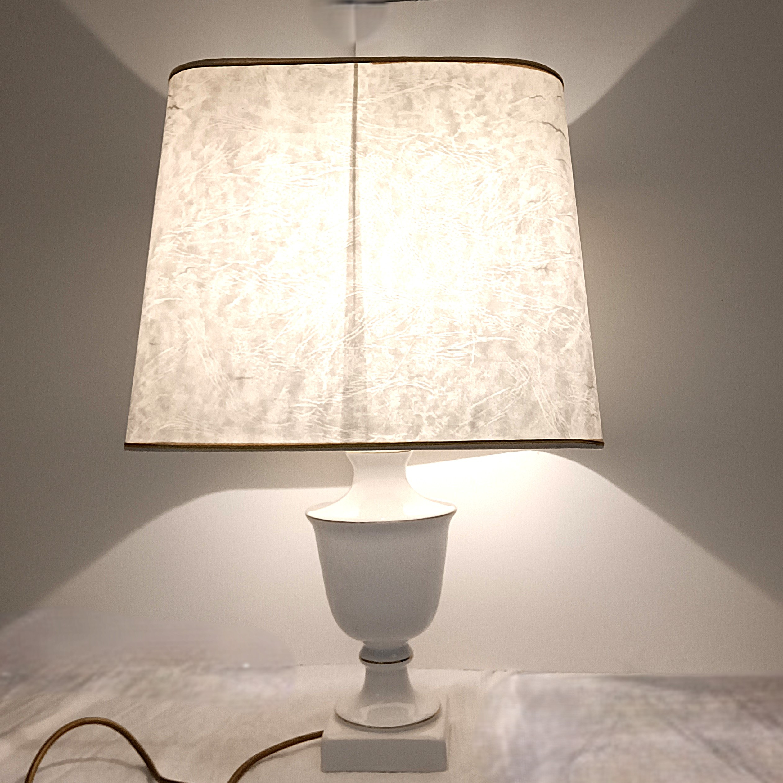 Voir photo 10 de Lampe à poser en plâtre peint avec abat‑jour carré Lampe à poser en plâtre peint avec abat‑jour carré Bon état reconditionné photo 10