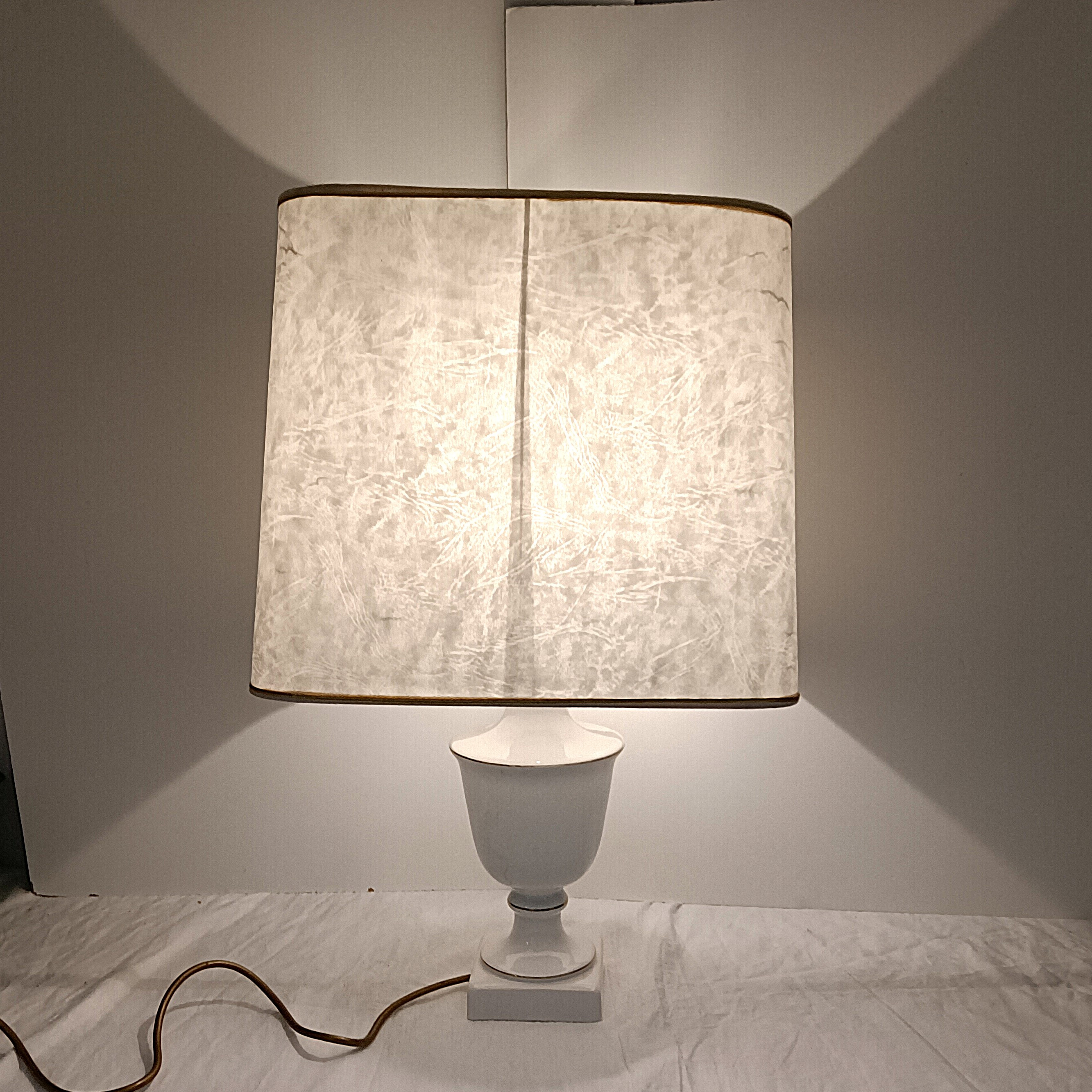 Voir photo 11 de Lampe à poser en plâtre peint avec abat‑jour carré Lampe à poser en plâtre peint avec abat‑jour carré Bon état reconditionné photo 11