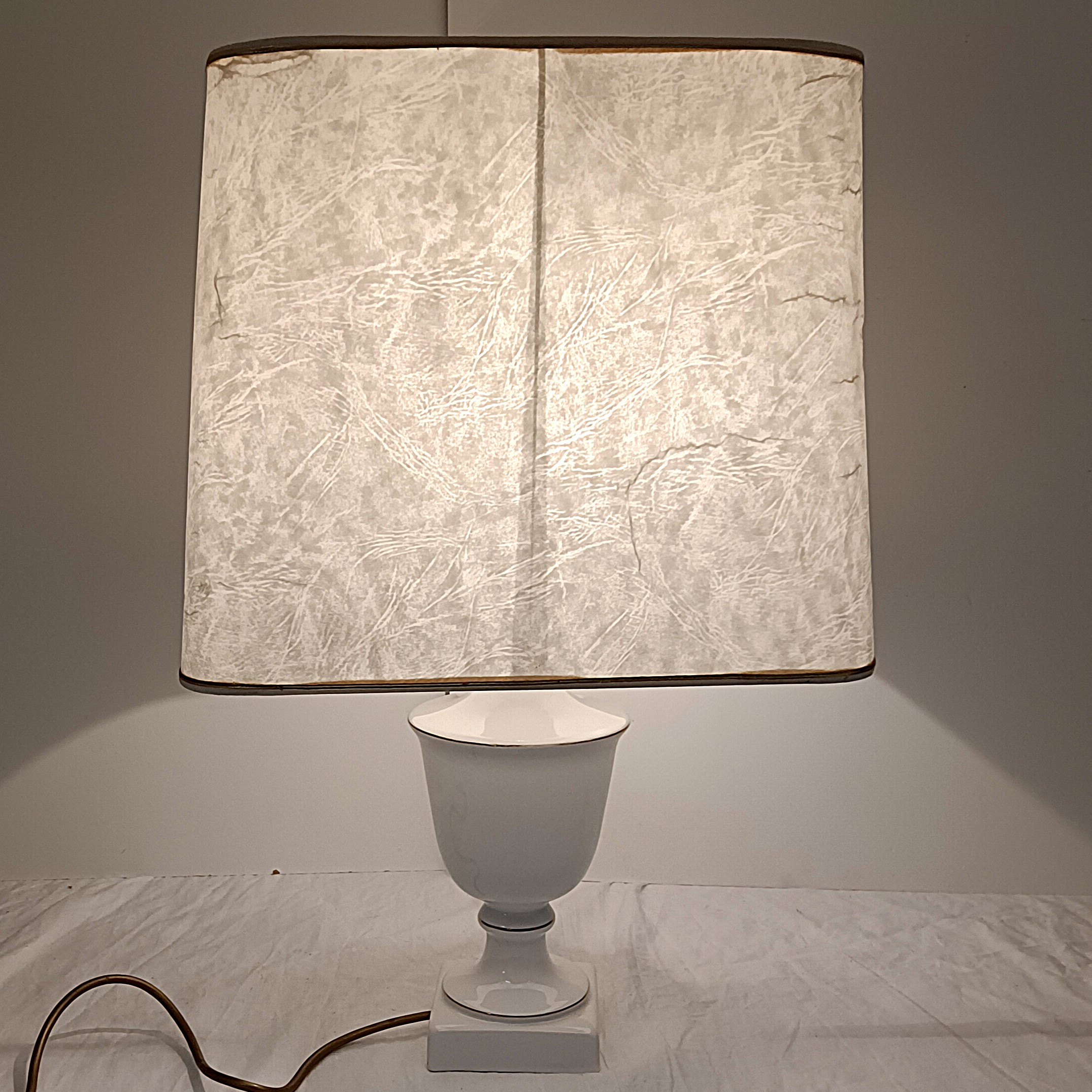 Voir photo 2 de Lampe à poser en plâtre peint avec abat‑jour carré Lampe à poser en plâtre peint avec abat‑jour carré Bon état reconditionné photo 2