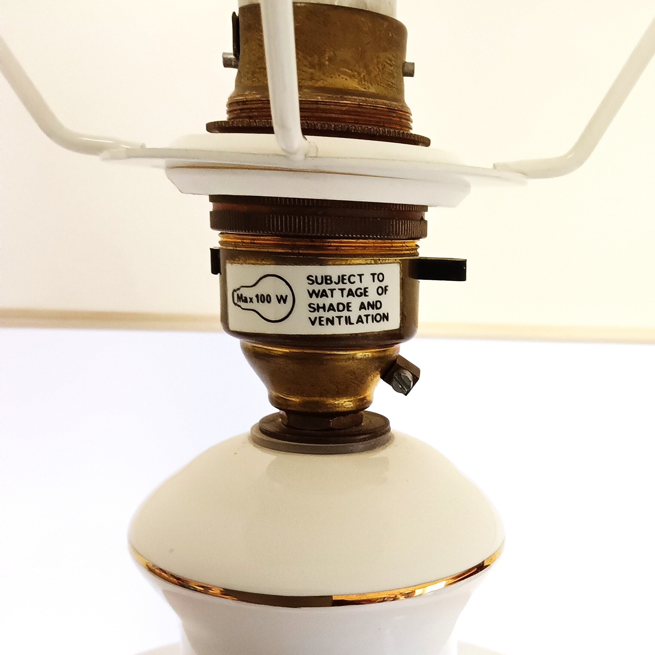 Voir photo 4 de Lampe à poser en plâtre peint avec abat‑jour carré Lampe à poser en plâtre peint avec abat‑jour carré Bon état reconditionné photo 4