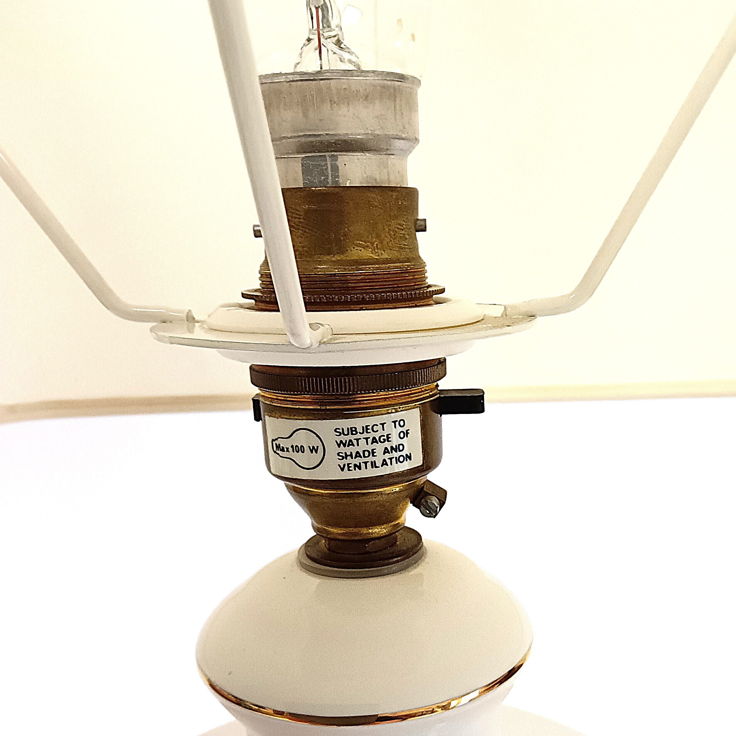 Voir photo 5 de Lampe à poser en plâtre peint avec abat‑jour carré Lampe à poser en plâtre peint avec abat‑jour carré Bon état reconditionné photo 5