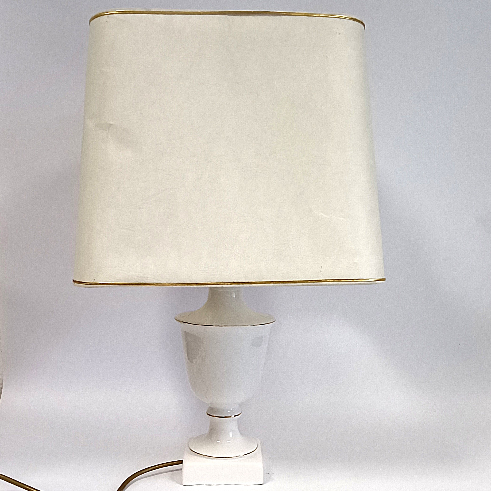 Voir photo 7 de Lampe à poser en plâtre peint avec abat‑jour carré Lampe à poser en plâtre peint avec abat‑jour carré Bon état reconditionné photo 7