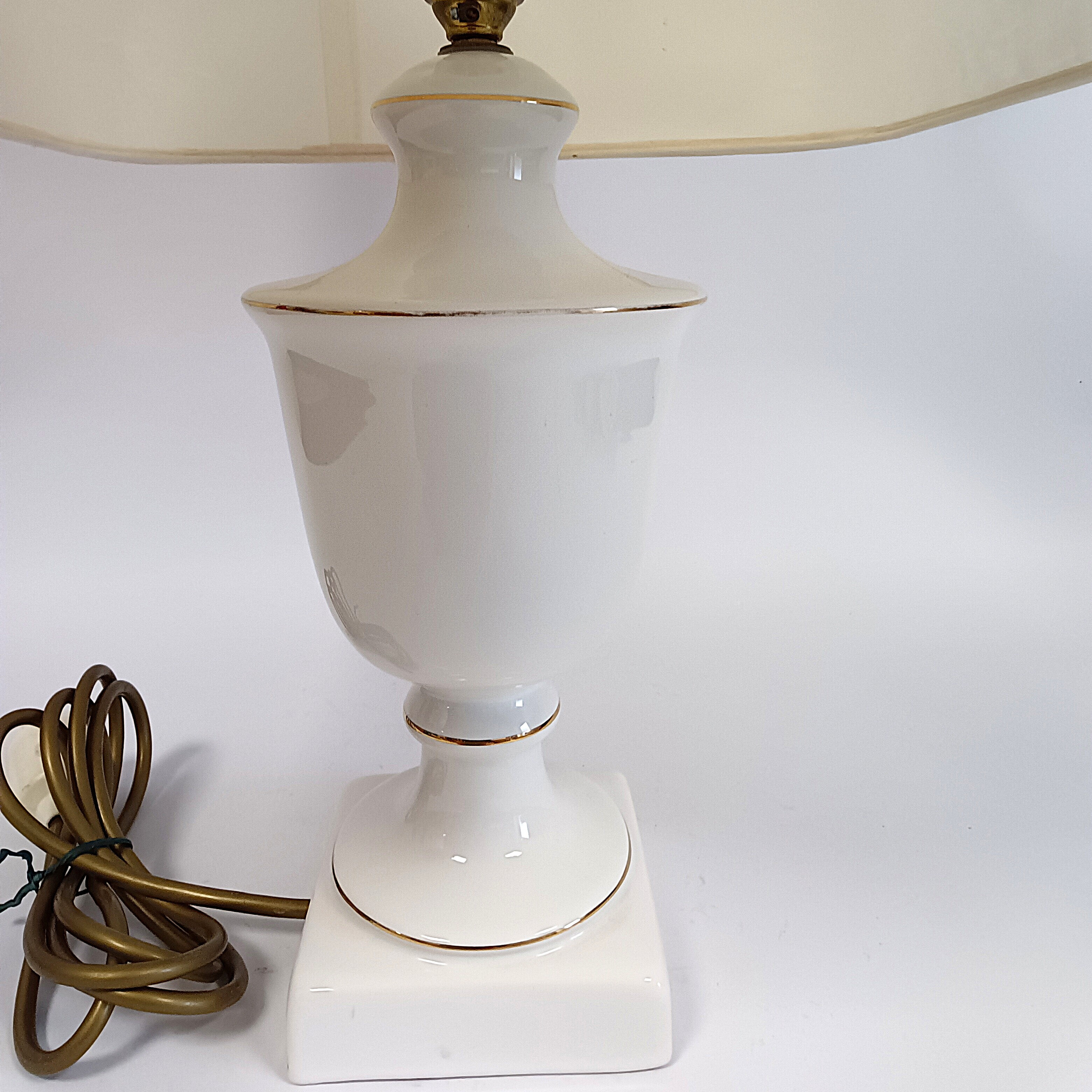 Voir photo 8 de Lampe à poser en plâtre peint avec abat‑jour carré Lampe à poser en plâtre peint avec abat‑jour carré Bon état reconditionné photo 8