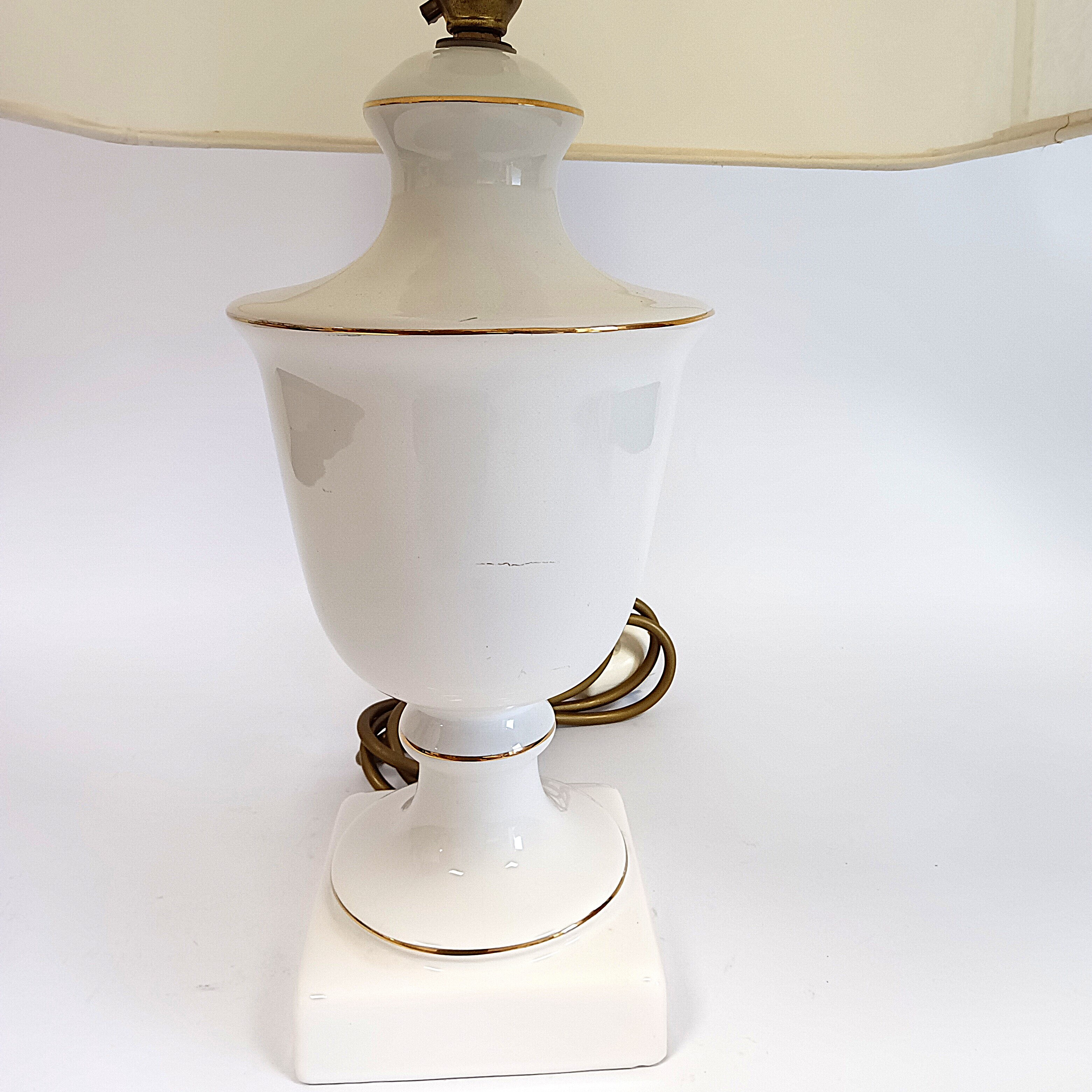 Voir photo 9 de Lampe à poser en plâtre peint avec abat‑jour carré Lampe à poser en plâtre peint avec abat‑jour carré Bon état reconditionné photo 9