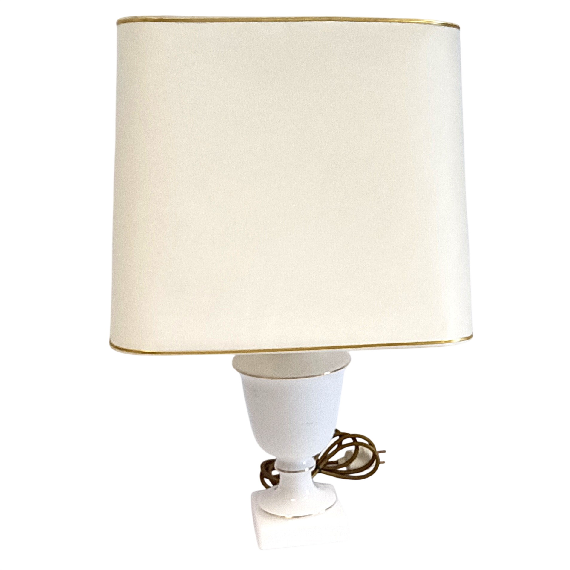 Acheter Lampe à poser en plâtre peint avec abat‑jour carré Bon état - 20,00 € Lampe à poser en plâtre peint avec abat‑jour carré Bon état reconditionné disponible sur Label Emmaüs