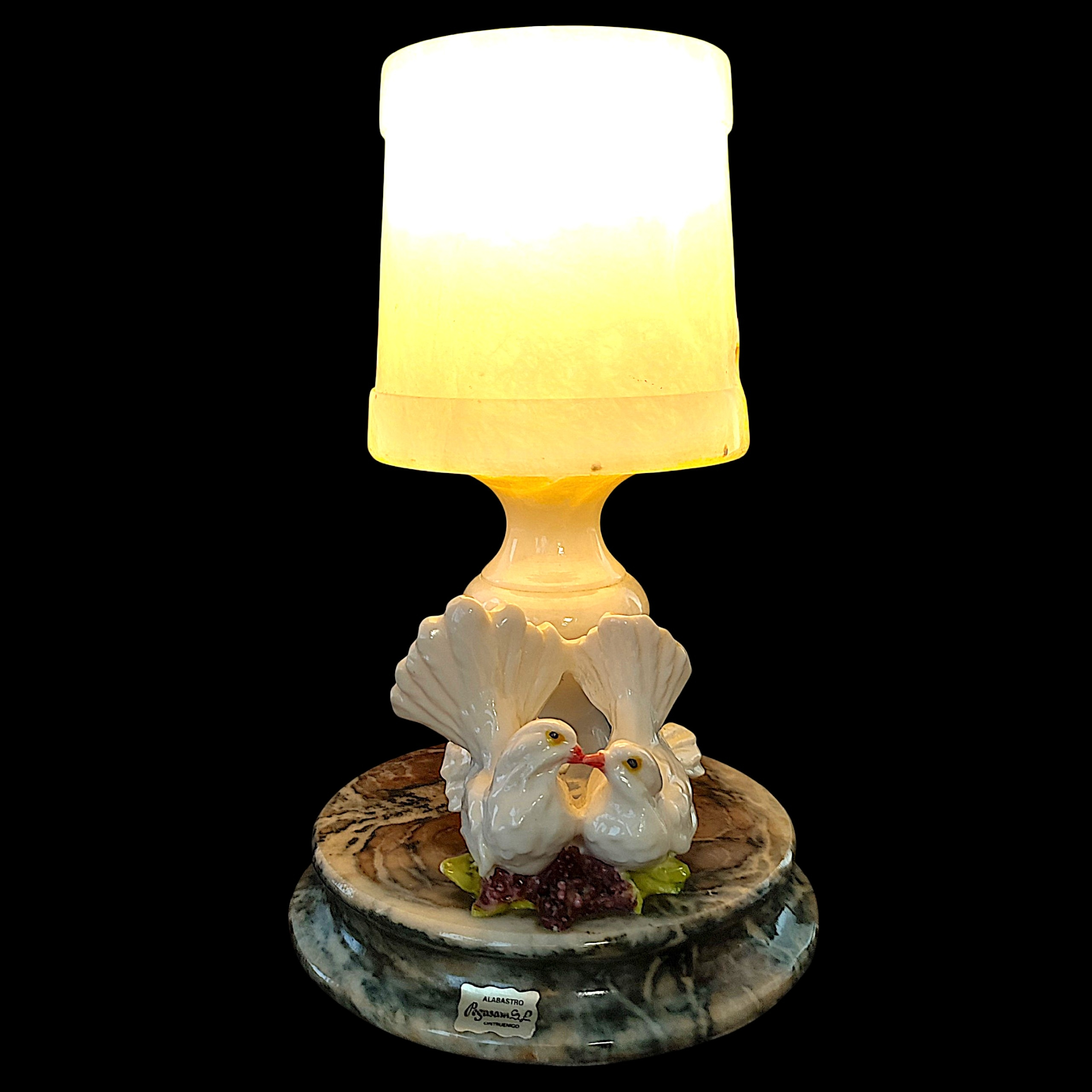 Voir photo 2 de Lampe à poser vintage en albâtre véritable - Décor "Romance de colombes". Lampe à poser vintage en albâtre véritable - Décor "Romance de colombes". Bon état reconditionné photo 2