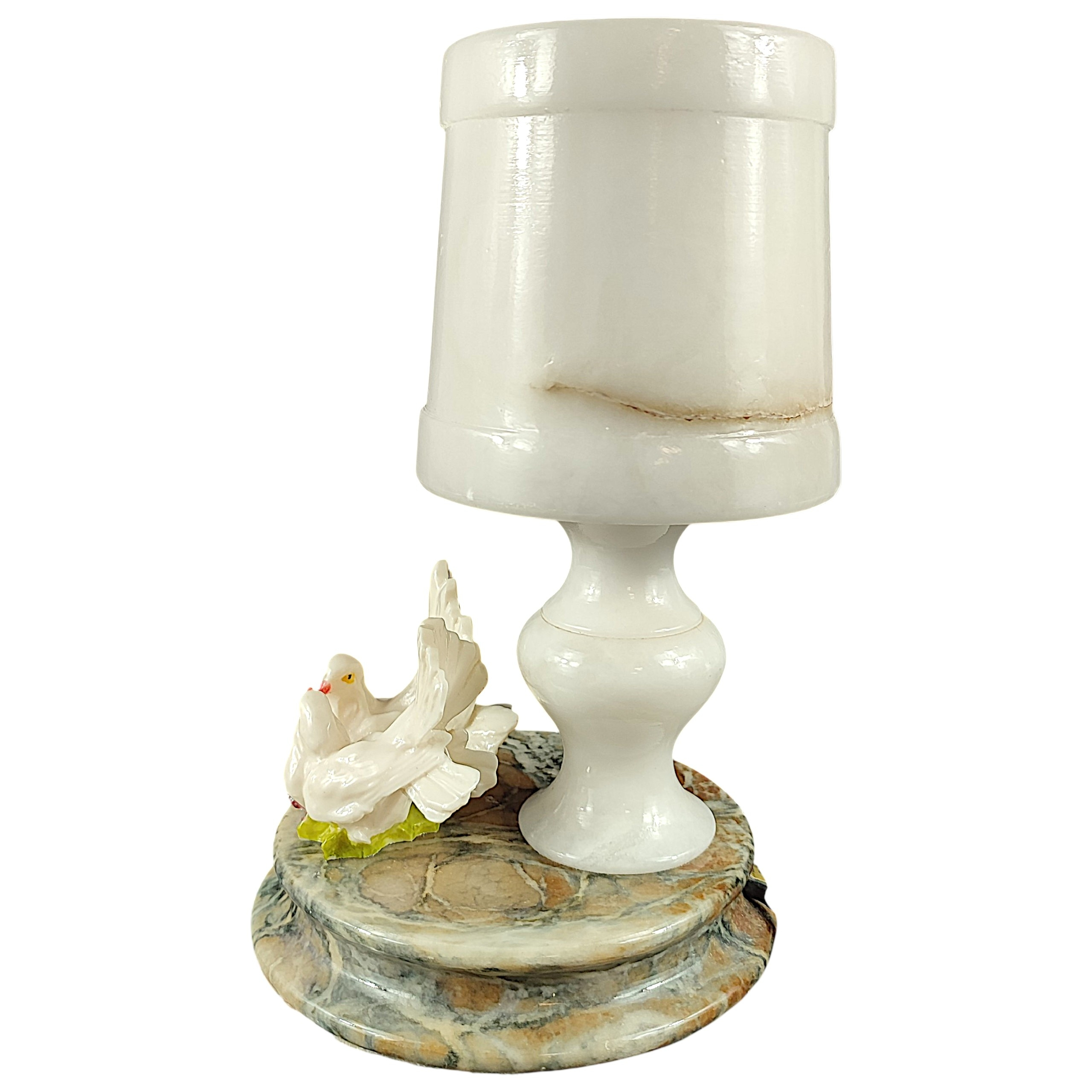 Voir photo 3 de Lampe à poser vintage en albâtre véritable - Décor "Romance de colombes". Lampe à poser vintage en albâtre véritable - Décor "Romance de colombes". Bon état reconditionné photo 3