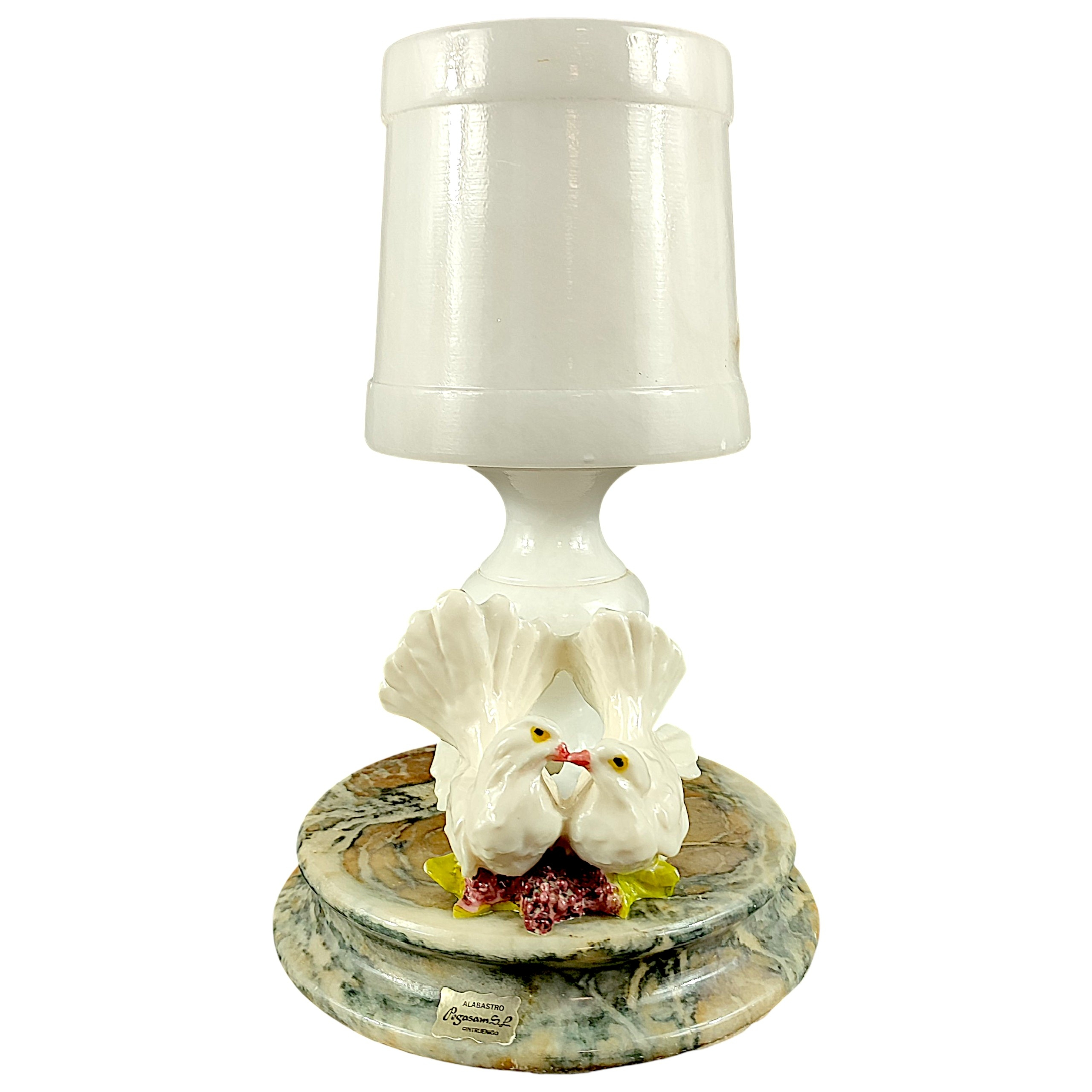 Acheter Lampe à poser vintage en albâtre véritable - Décor "Romance de colombes". Bon état - 42,00 € Lampe à poser vintage en albâtre véritable - Décor "Romance de colombes". Bon état reconditionné disponible sur Label Emmaüs