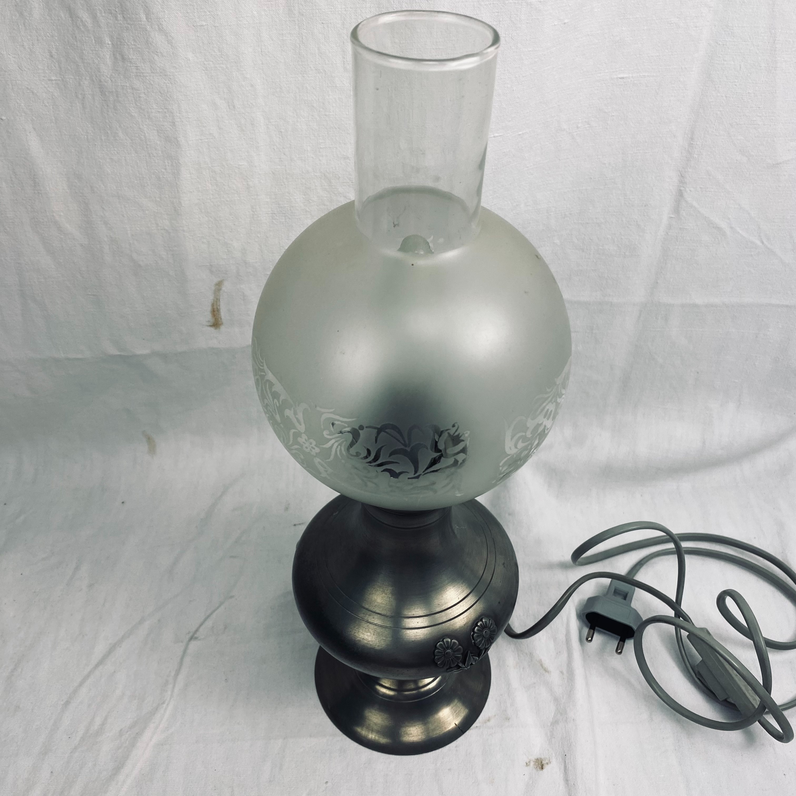 Voir photo 2 de Lampe à poser vintage en étain et verre dépoli style pétrole Lampe à poser vintage en étain et verre dépoli style pétrole Très bon état reconditionné photo 2