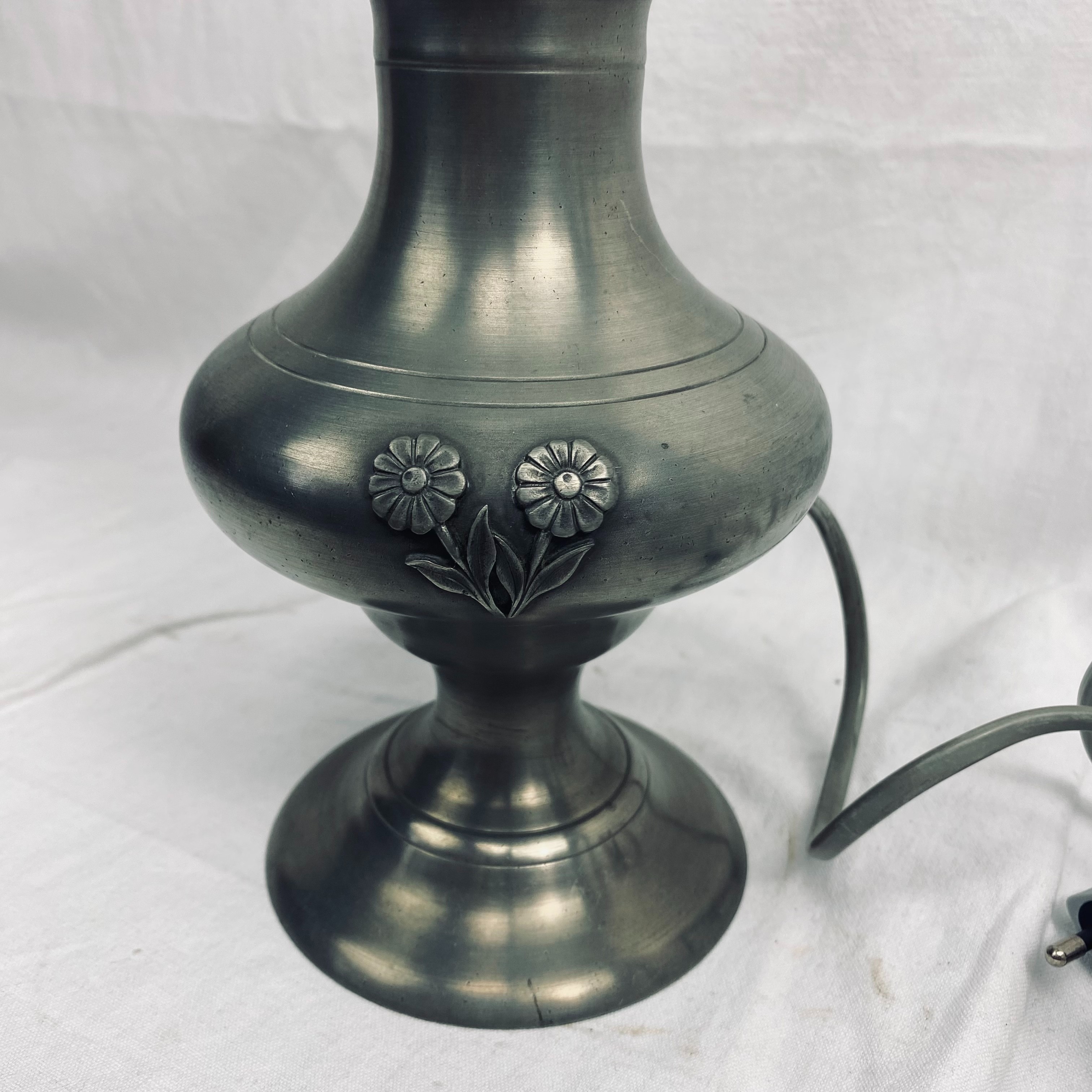 Voir photo 4 de Lampe à poser vintage en étain et verre dépoli style pétrole Lampe à poser vintage en étain et verre dépoli style pétrole Très bon état reconditionné photo 4
