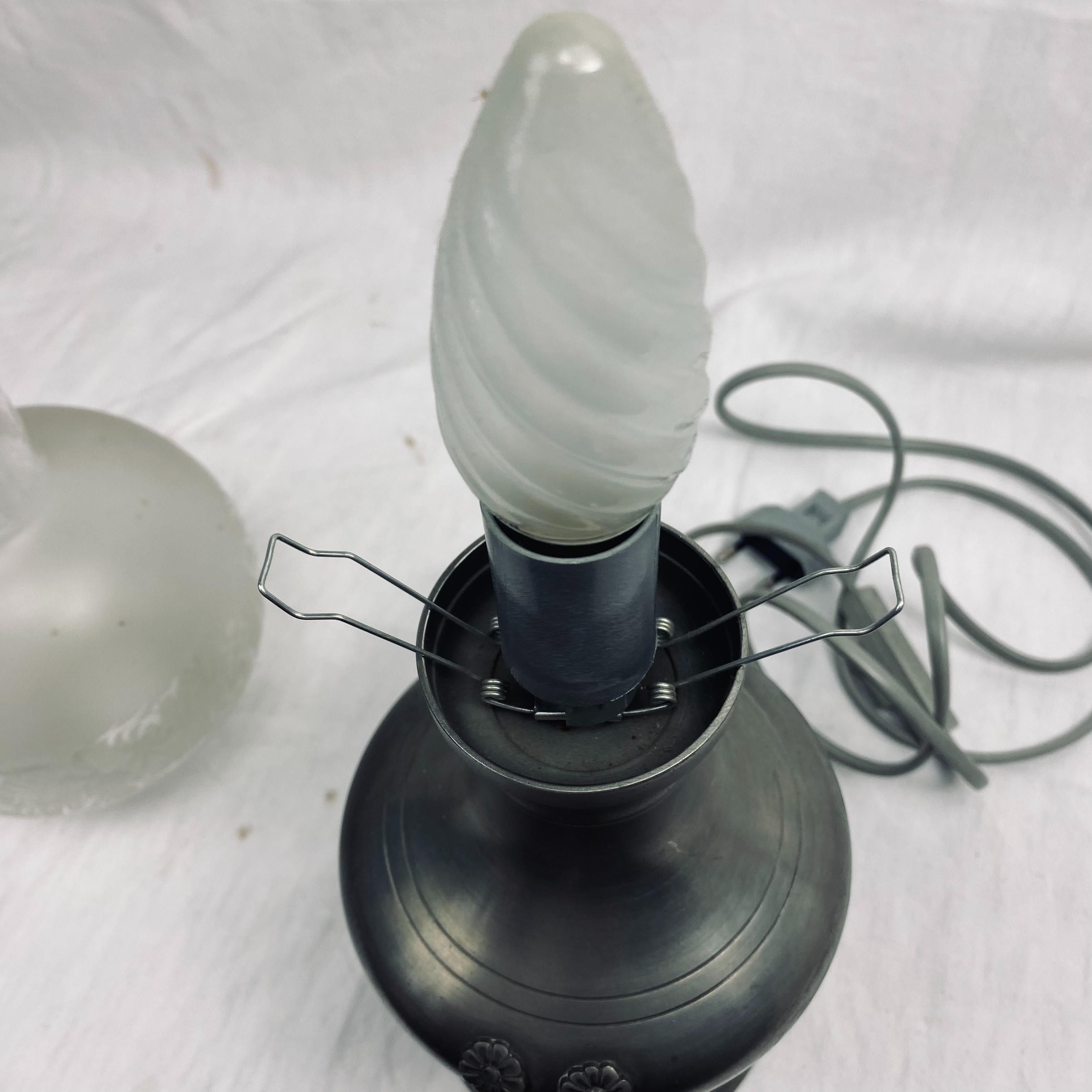 Voir photo 6 de Lampe à poser vintage en étain et verre dépoli style pétrole Lampe à poser vintage en étain et verre dépoli style pétrole Très bon état reconditionné photo 6