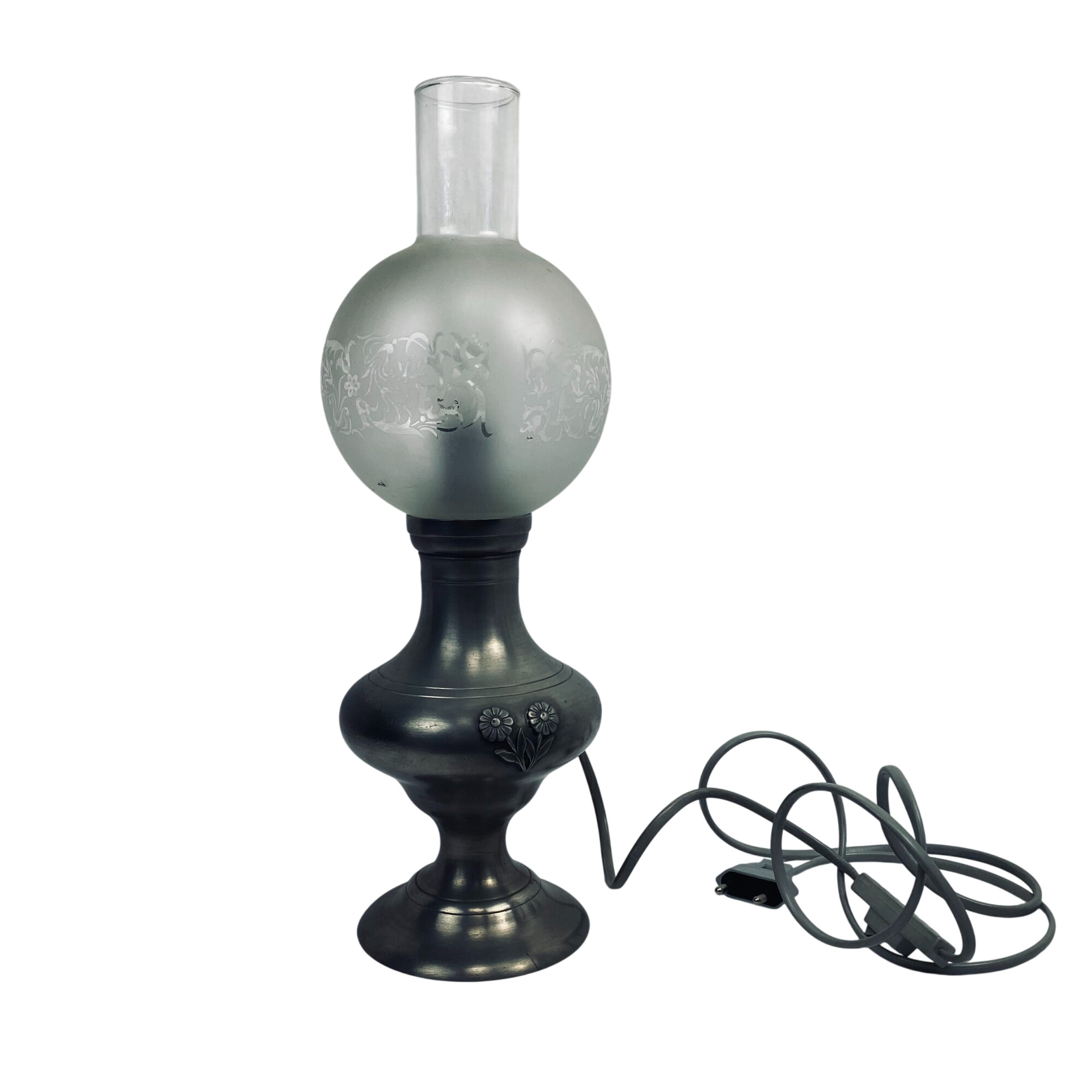Acheter Lampe à poser vintage en étain et verre dépoli style pétrole Très bon état - 30,00 € Lampe à poser vintage en étain et verre dépoli style pétrole Très bon état reconditionné disponible sur Label Emmaüs