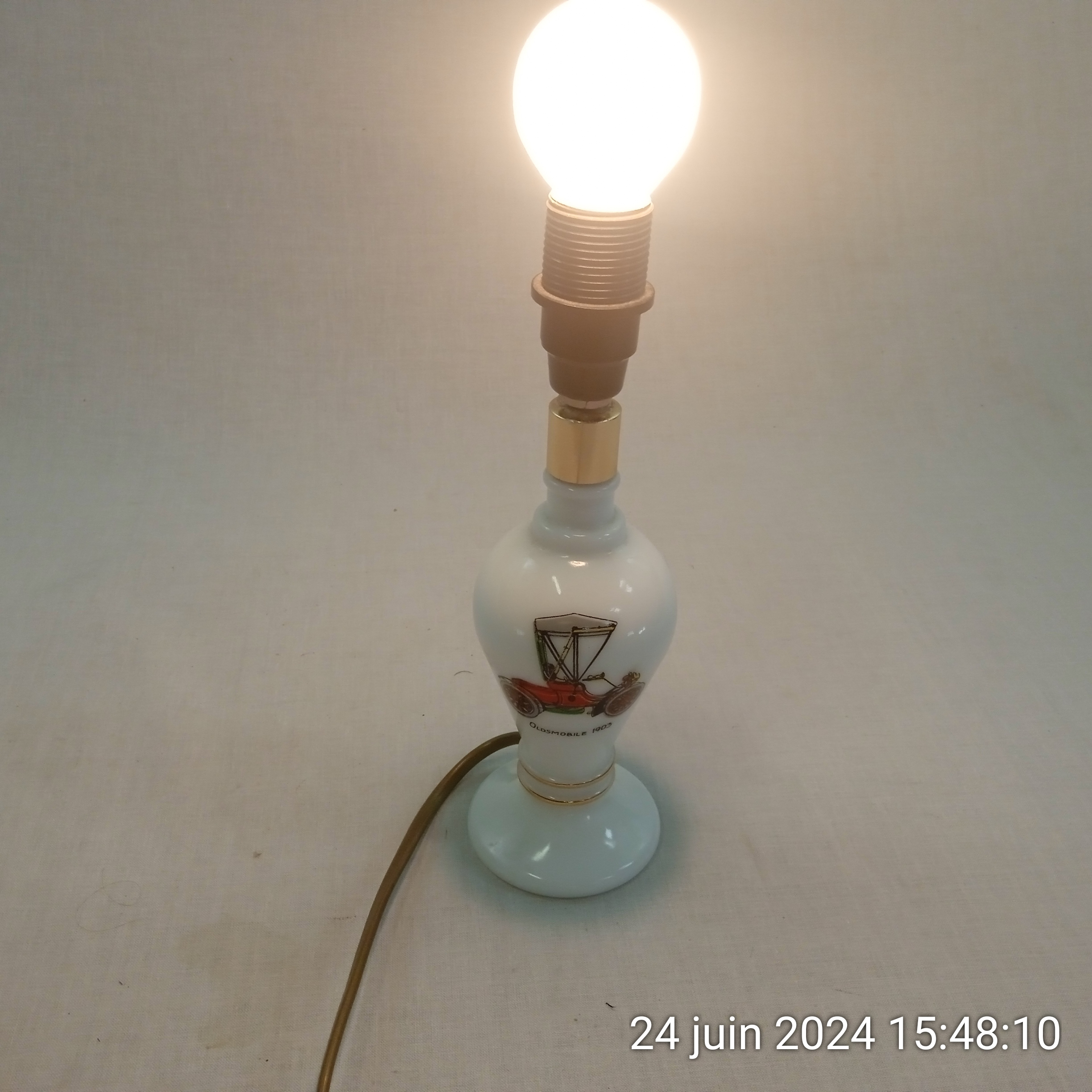 Voir photo 2 de Lampe ancienne décor voiture ancienne Oldsmobile 1903 en opaline Lampe ancienne décor voiture ancienne Oldsmobile 1903 en opaline Très bon état reconditionné photo 2