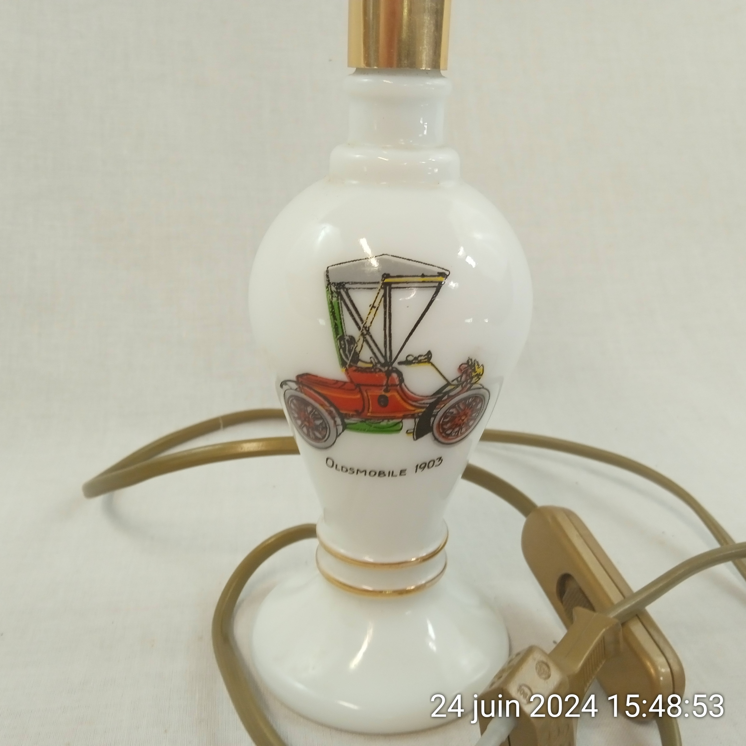 Voir photo 3 de Lampe ancienne décor voiture ancienne Oldsmobile 1903 en opaline Lampe ancienne décor voiture ancienne Oldsmobile 1903 en opaline Très bon état reconditionné photo 3