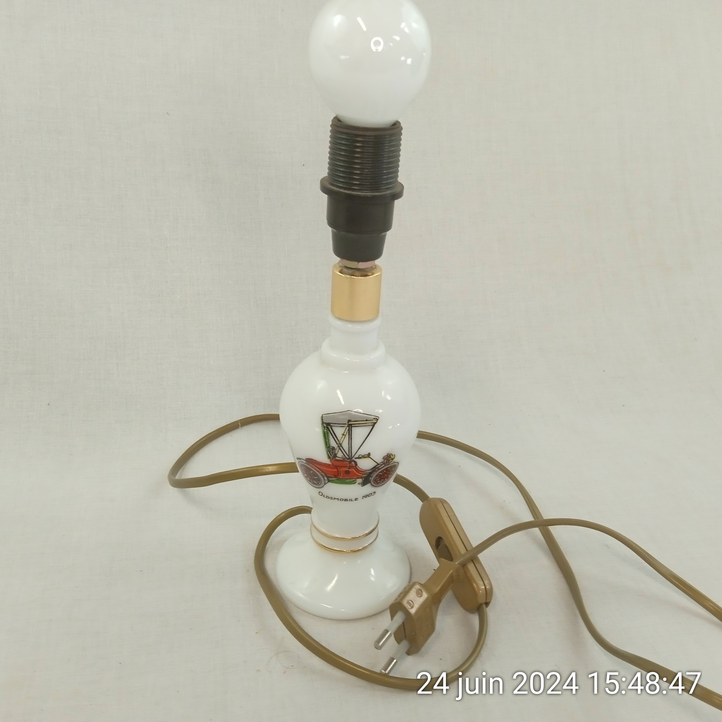 Acheter Lampe ancienne décor voiture ancienne Oldsmobile 1903 en opaline Très bon état - 16,00 € Lampe ancienne décor voiture ancienne Oldsmobile 1903 en opaline Très bon état reconditionné disponible sur Label Emmaüs