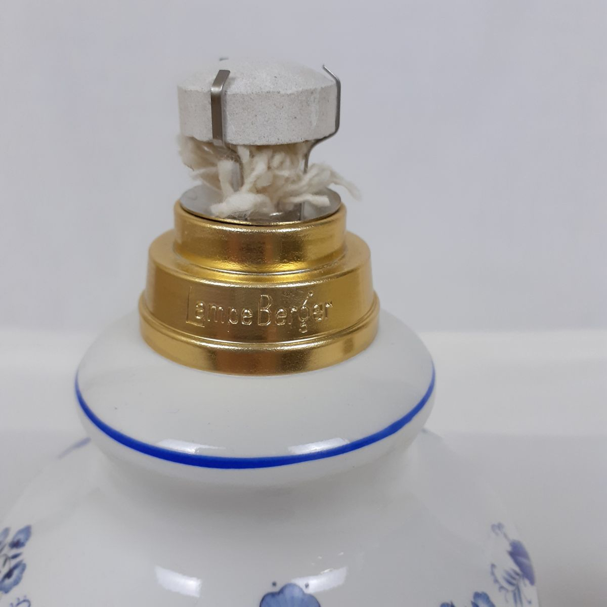 Voir photo 3 de Lampe Berger - Porcelaine Revol - Modèle Oiseau Bleu - Années 80/90 Lampe Berger - Porcelaine Revol - Modèle Oiseau Bleu - Années 80/90 Très bon état reconditionné photo 3
